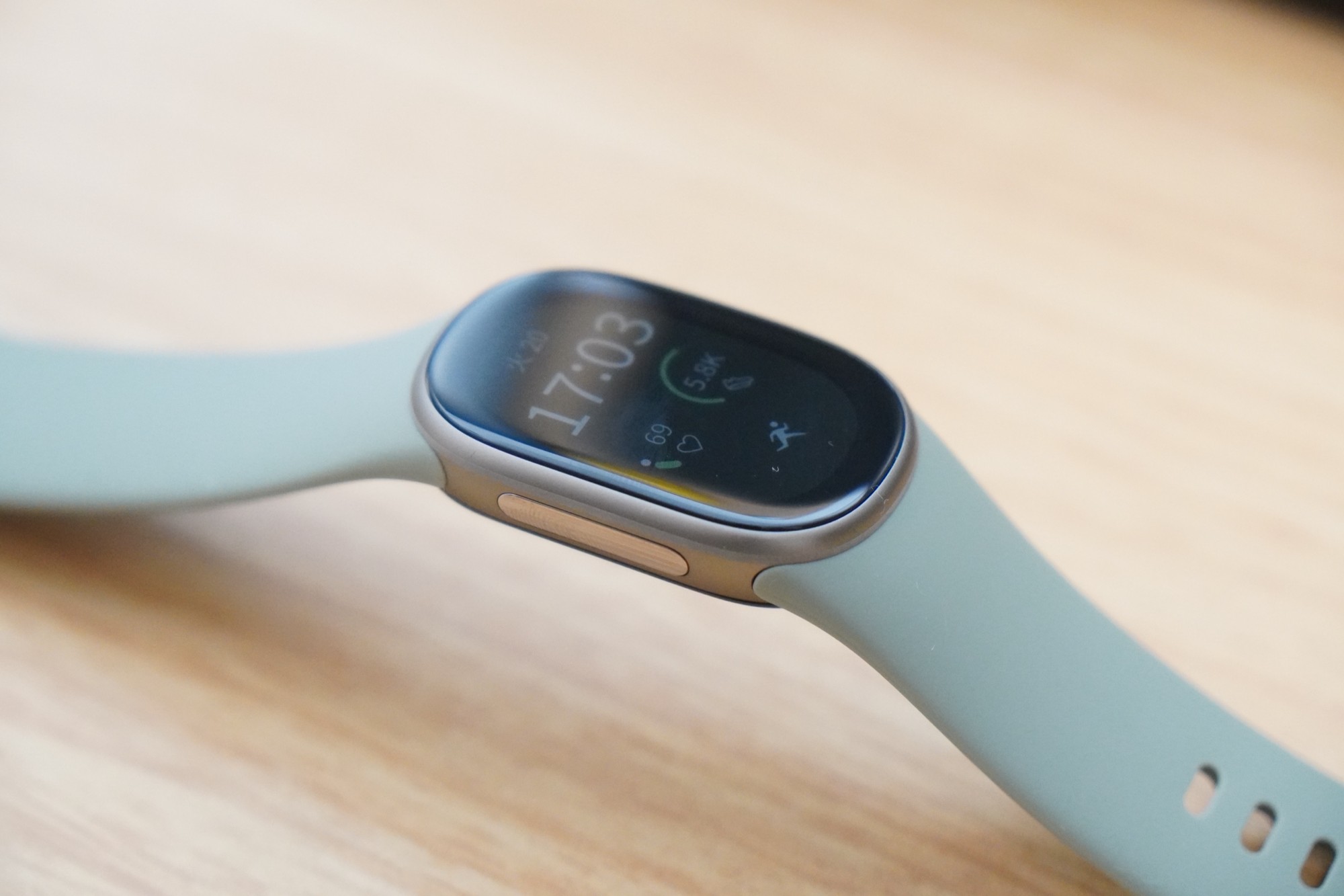 Google Fitbit Edgeの画面を斜めから見たところ。画面のガラスの縁が丸く、金属のケースとつながっている