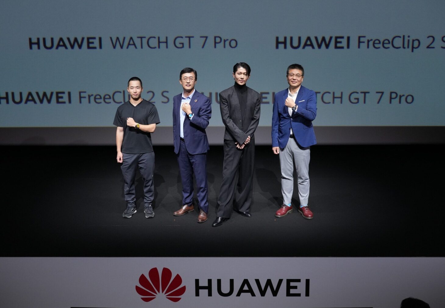 ファーウェイ・ジャパン 2026年下半期フラッグシップ新製品発表会で、木村葵来選手、MIYAVI氏とファーウェイの登壇者が並んだステージ