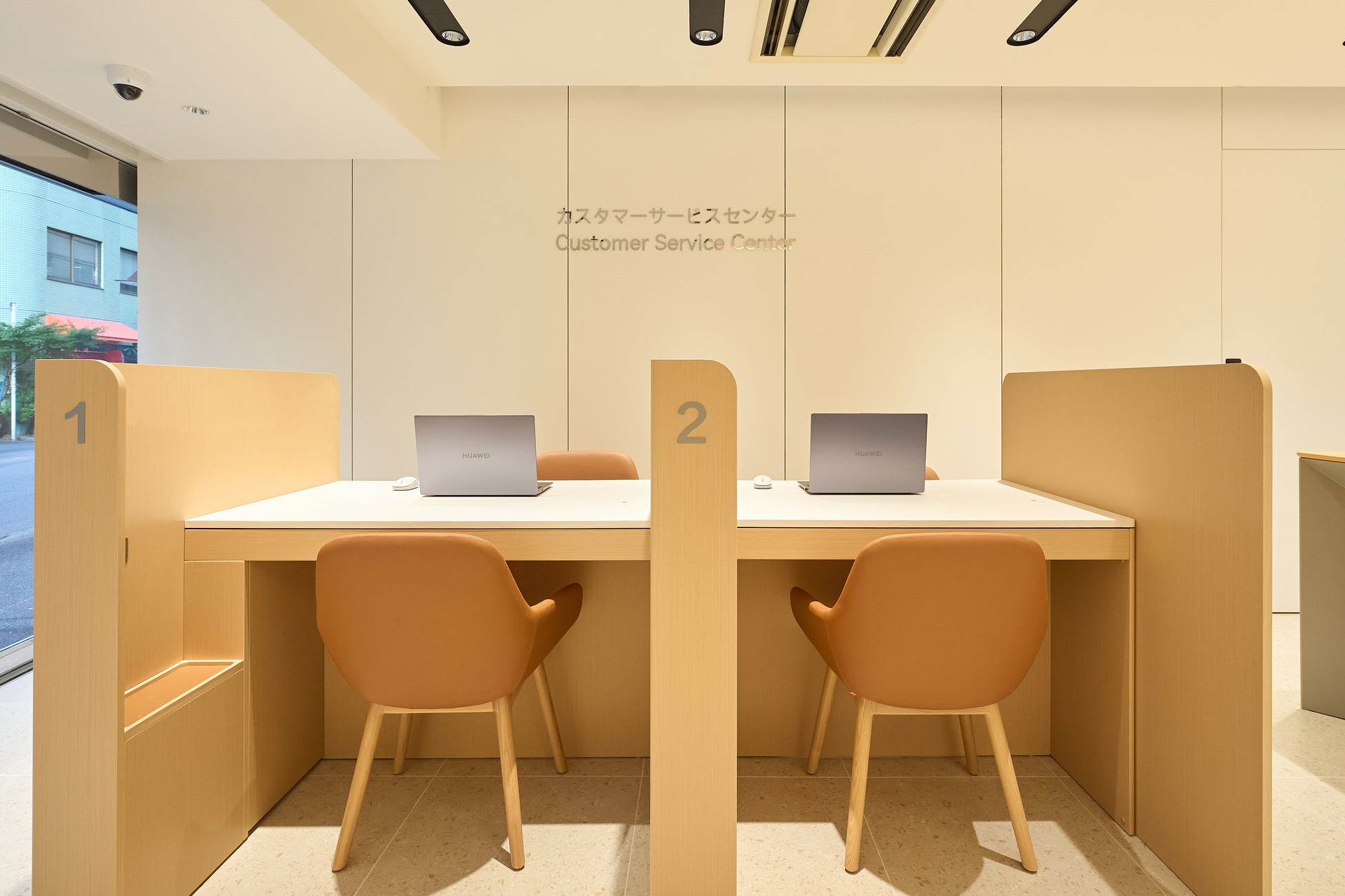 HUAWEI公式サービスセンターの店内にある、1番と2番の番号が付いた相談・修理受付カウンター