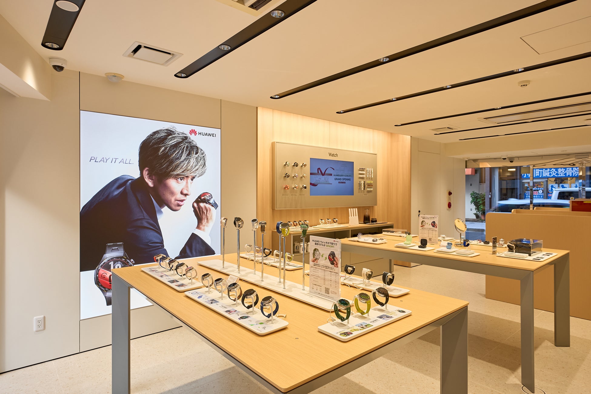 HUAWEI公式サービスセンターの店内で、テーブルに並べて展示されたHUAWEIのスマートウォッチ