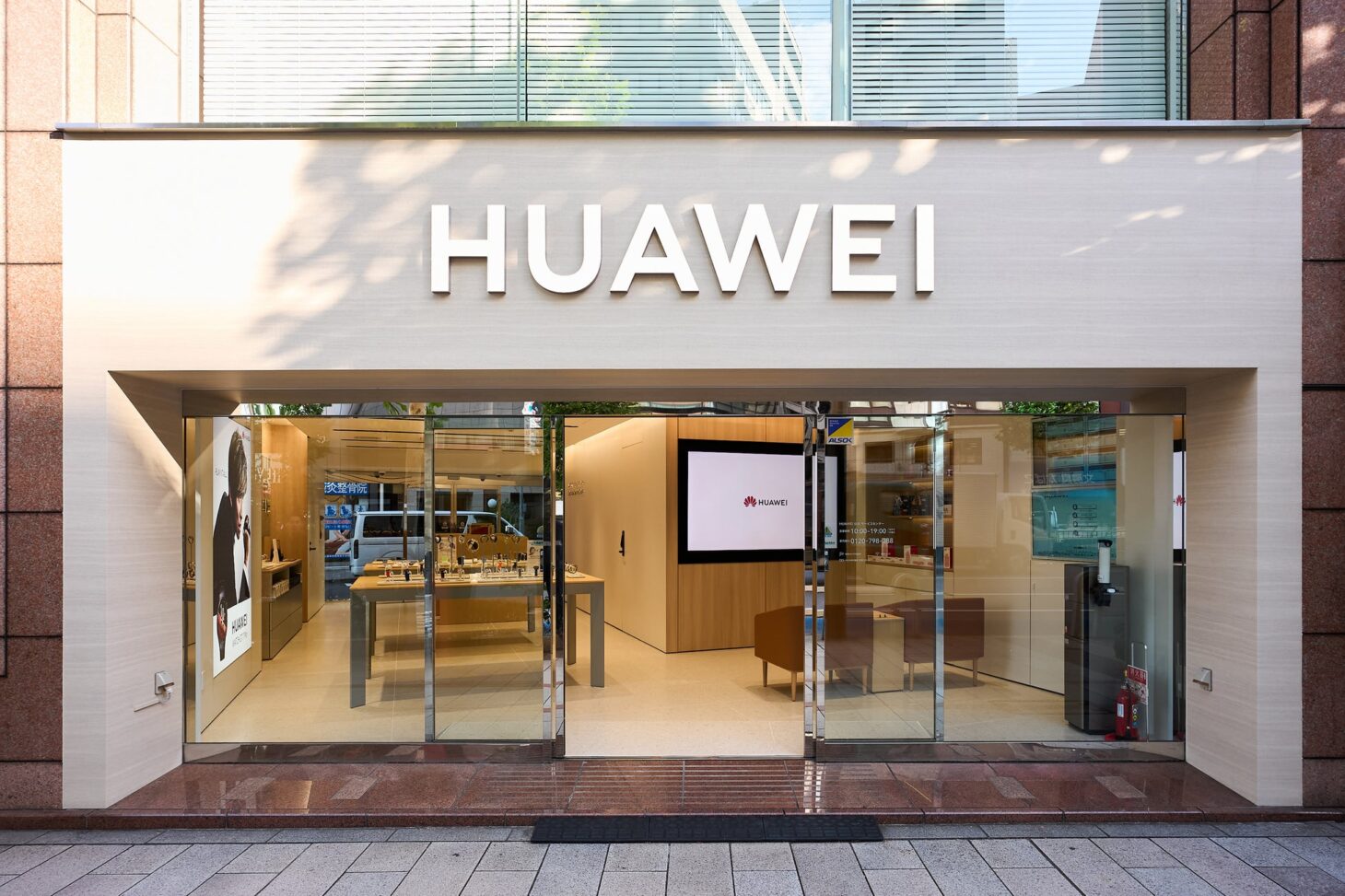 東京・神田須田町に開業したHUAWEI公式サービスセンターの外観。HUAWEIのロゴが入った1階の店舗入口