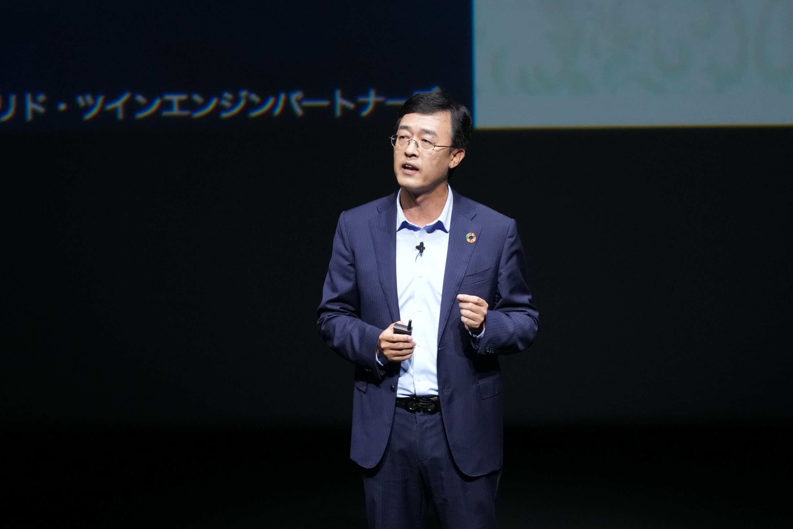 発表会でHUAWEI公式サービスセンターの開業を発表するファーウェイデバイス日本・韓国リージョンの賀磊プレジデント