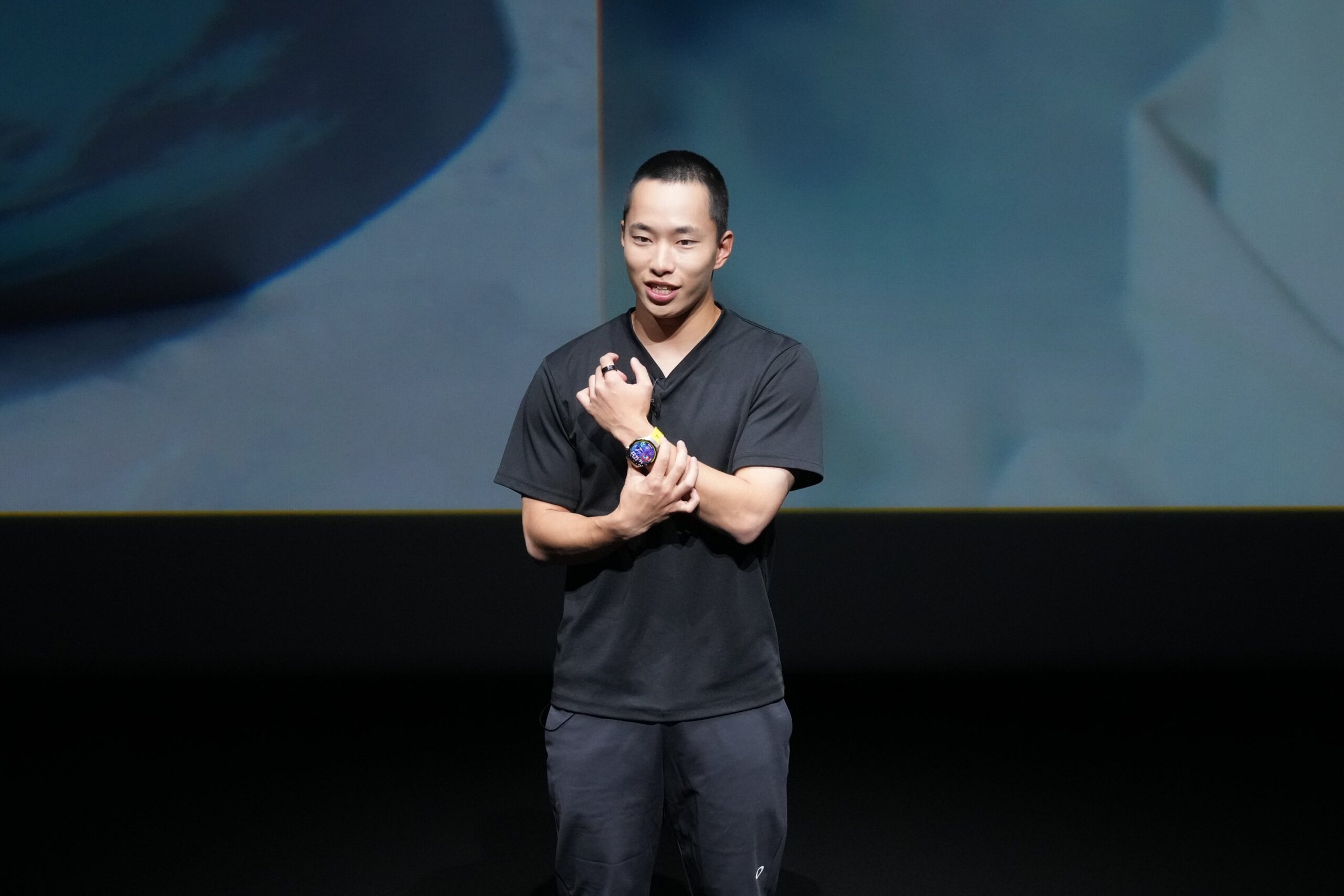 HUAWEI WATCH GT 7 Proを手首に着けて発表会のステージで話すスノーボードの木村葵来選手