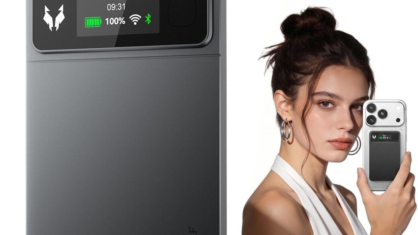 カード型のAIボイスレコーダーHeadwolf Hnote01の本体と、スマートフォンの背面に付けて持つ女性