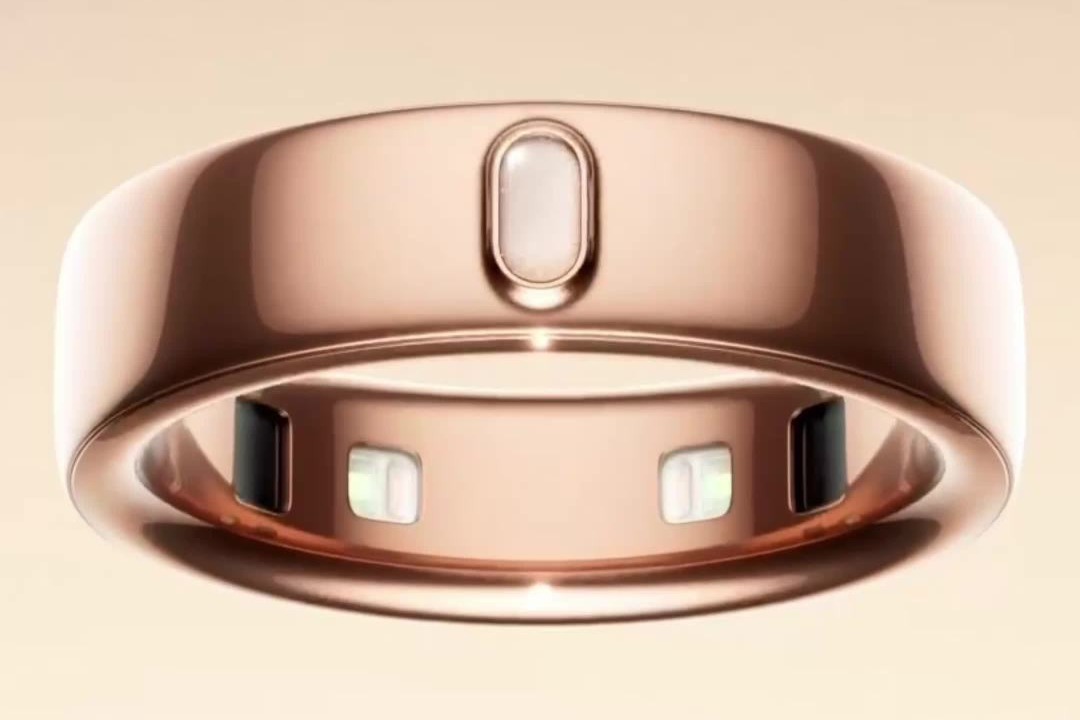 スマートリング「ISHO Ring」の製品画像。チタンの本体の正面に楕円形のサファイアガラスがあり、内側にセンサー部が見える