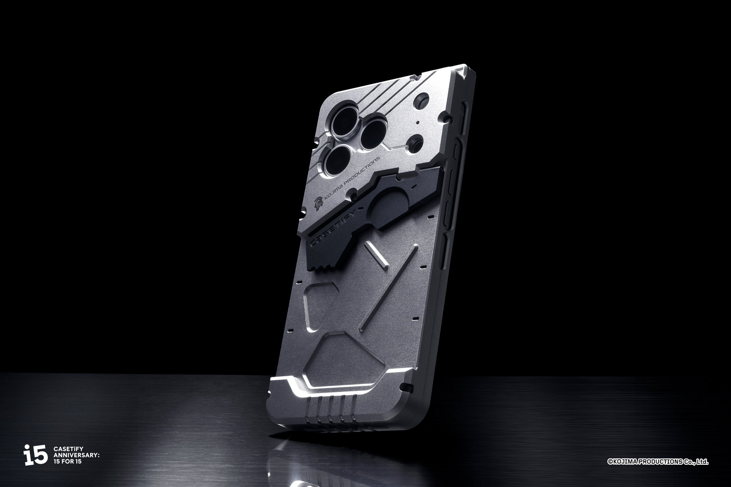 立体的な造形を施したシルバーのアルミ製スマホケース「Yoji Shinkawa Original Design - 3D Crafted Aluminum Case」