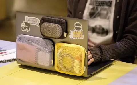 コクヨがノートパソコンに貼る「貼るポーチ（PC用）」を発売｜S・M・L 6色で税込1,320円から 最大約540gまで入る