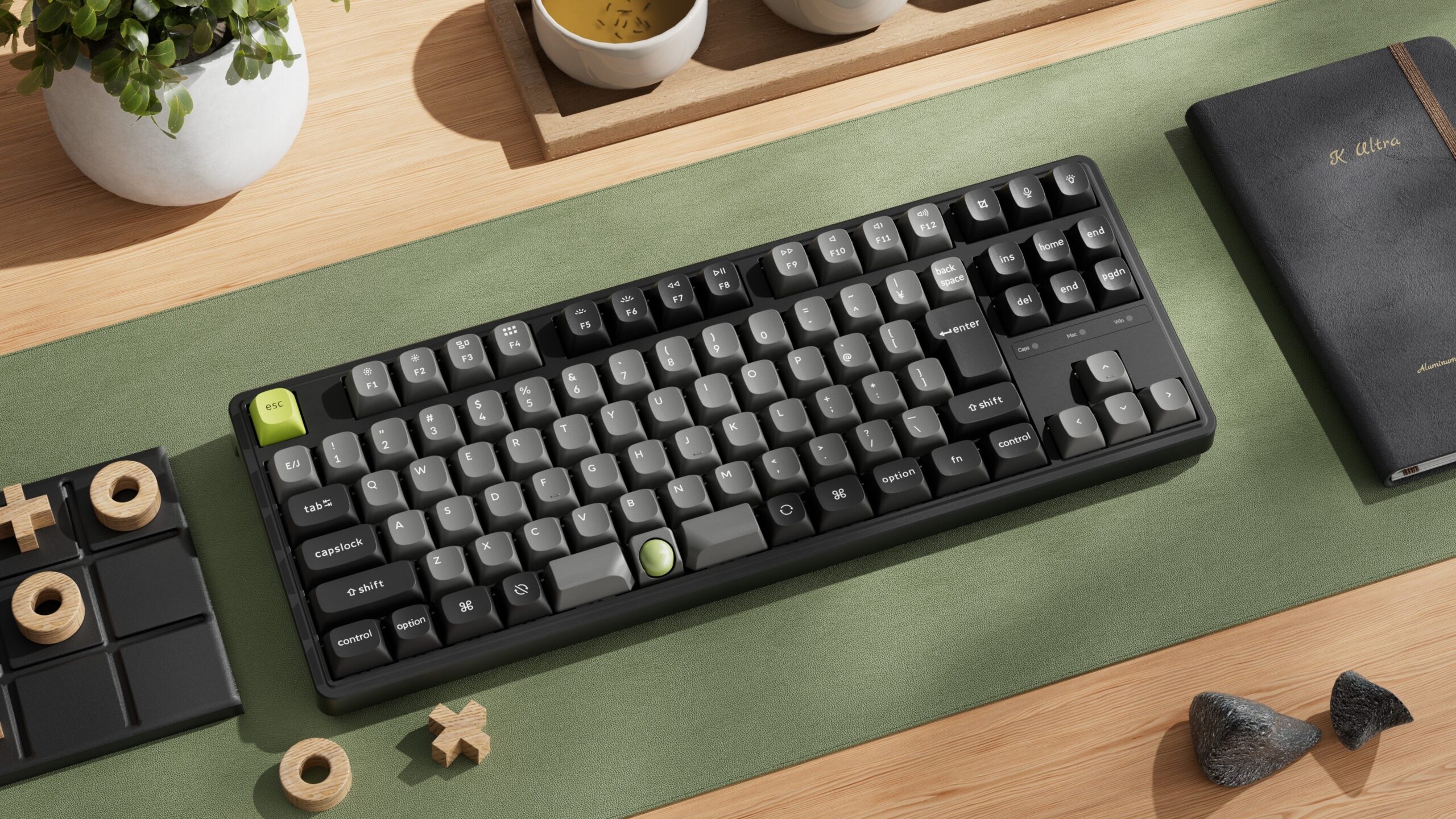 木の机に置いたオールブラックのKeychron C3 Pro Trackball 8K。80%テンキーレスのレイアウト