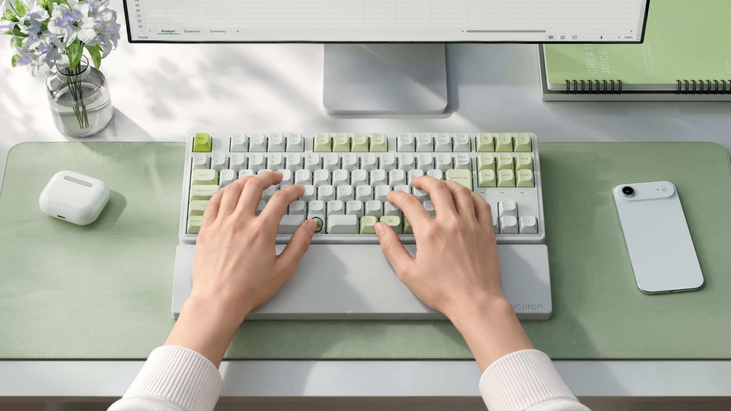 専用パームレストに手首を置いてホワイトグリーンのKeychron C3 Pro Trackball 8Kでタイピングしている様子