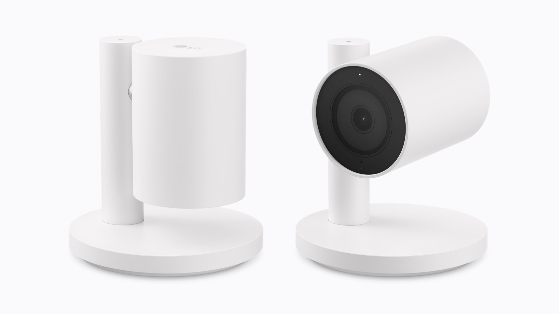 LGのIndoor Cam(エッセンスホワイト)。カメラが上を向いた状態と、下を向いて撮影を止めた状態