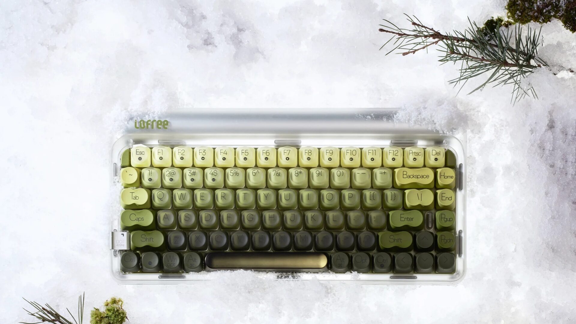 雪の上に置かれたLofree 432Hz Polar Moss ワイヤレスメカニカルキーボード。84キーの75%レイアウトで、キーキャップは黄緑から深緑へのグラデーション