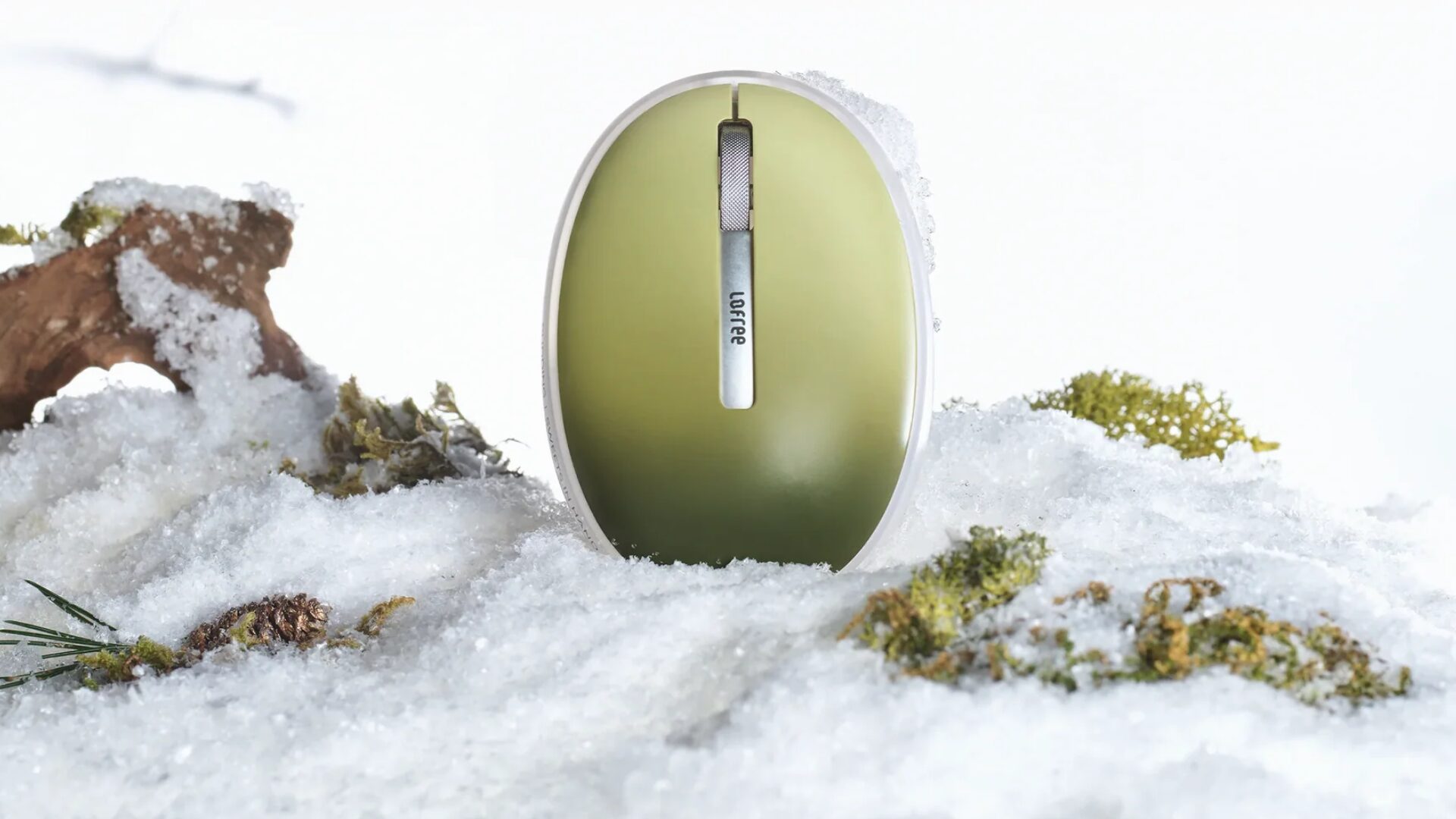 雪と苔の上に立てたLofree 432Hz Polar Moss ワイヤレスマウス。小石のような丸い形で、上面はグリーンのグラデーション