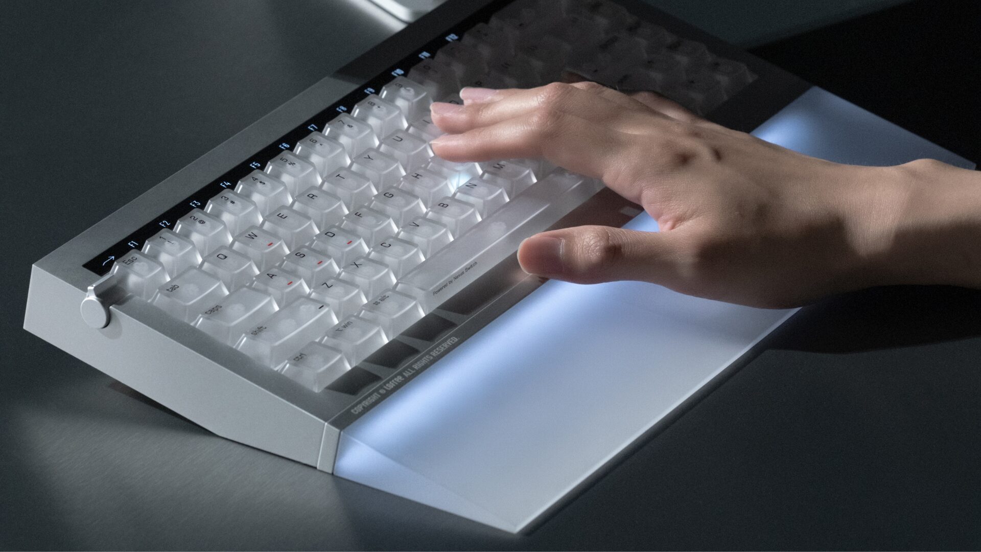 シルバーのLofree Hyzenに別売りのHyzenパームレストを装着した様子