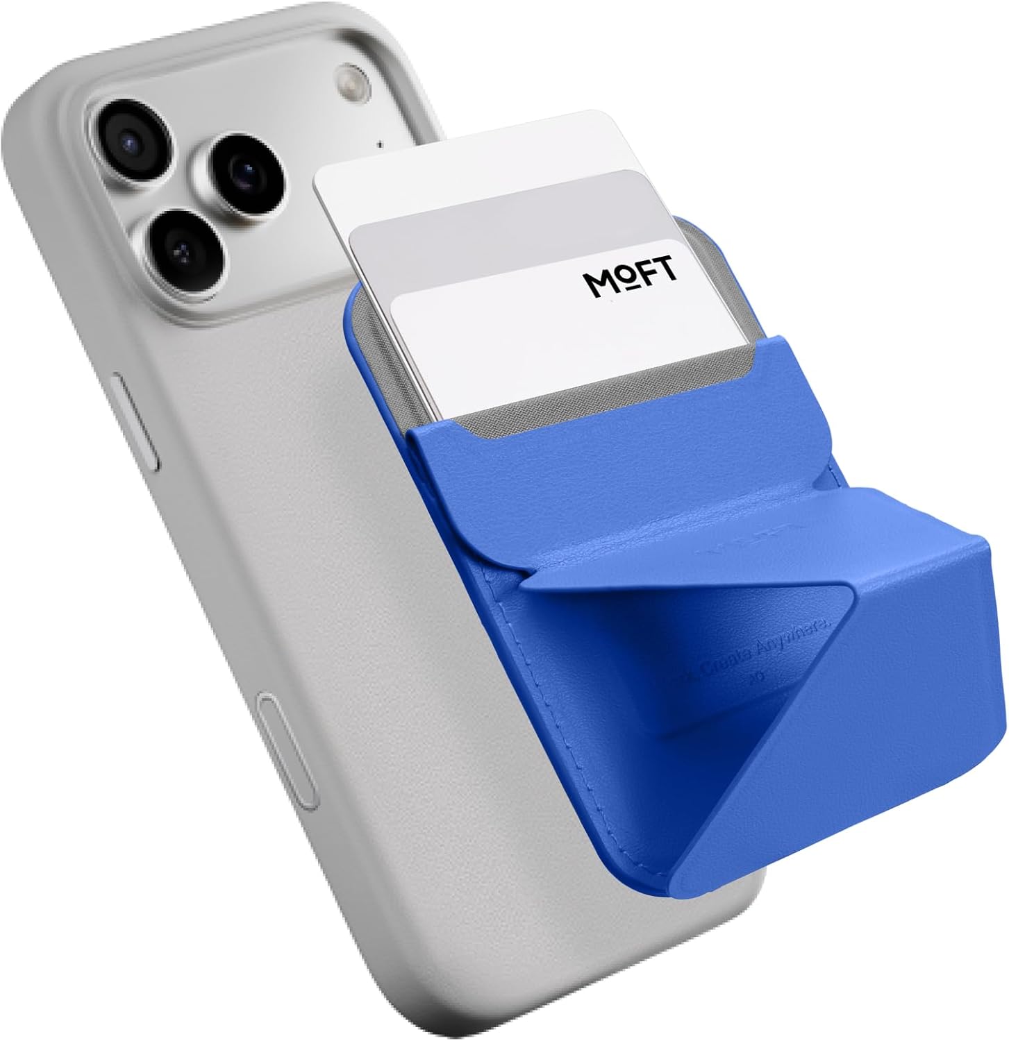 サファイアブルーのMOFT Snap-Onスマホスタンド AERAをiPhoneの背面に付け、スタンドを開いてカードポケットにカードを入れたところ