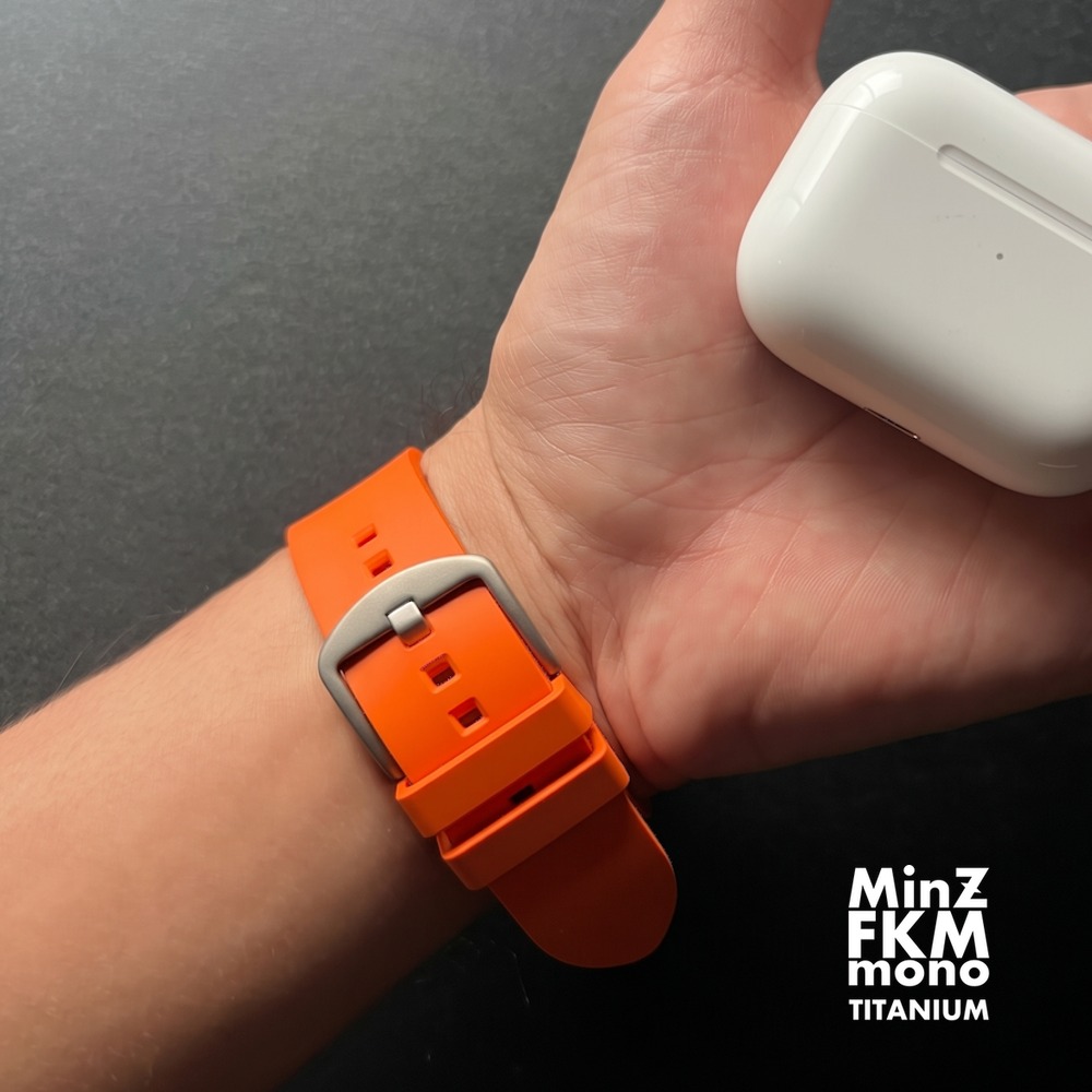 MinZ FKM mono TITANIUMのインターナショナルオレンジを手首に着けたところ