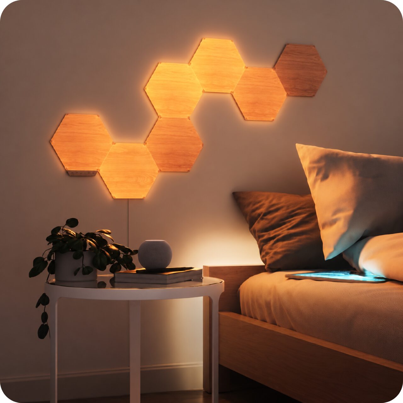 木目調の六角形パネルNanoleaf Elementsをベッド脇の壁に並べて温かい色で光らせた様子