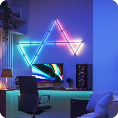 デスクの上の壁にNanoleaf Lines 60°のライトバーを組み合わせて光らせた様子