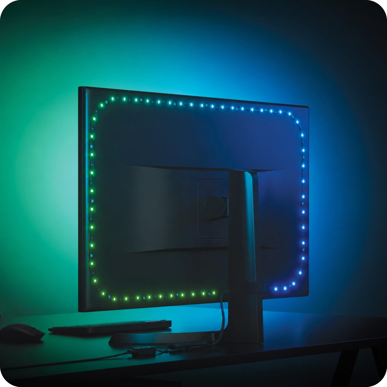 PCモニターの背面に取り付けたNanoleaf PCスクリーンミラーライトストリップが光っている様子