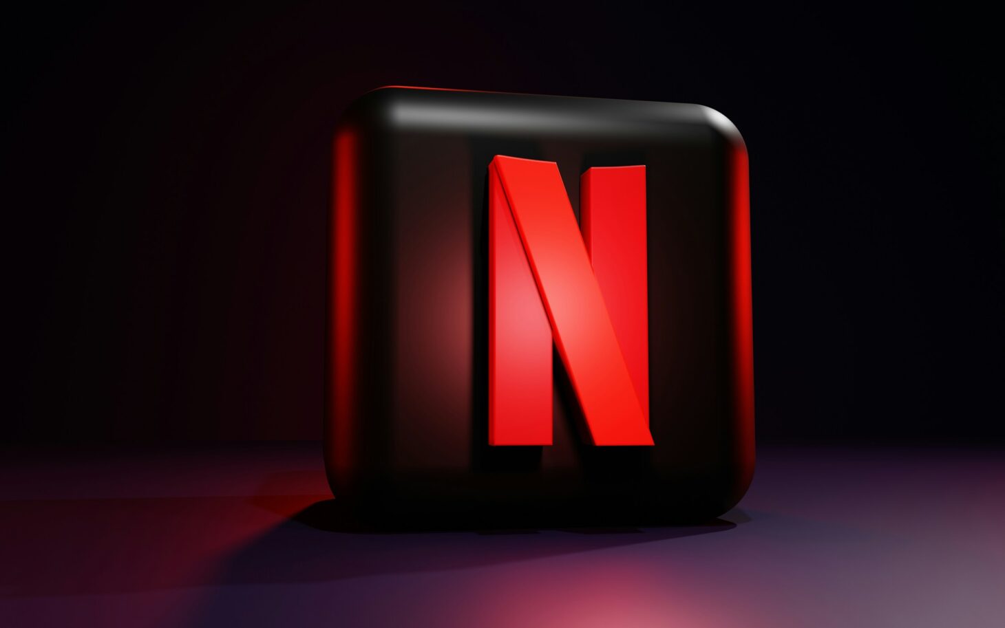 黒い背景に赤く光るNetflixのロゴ「N」のイメージ画像