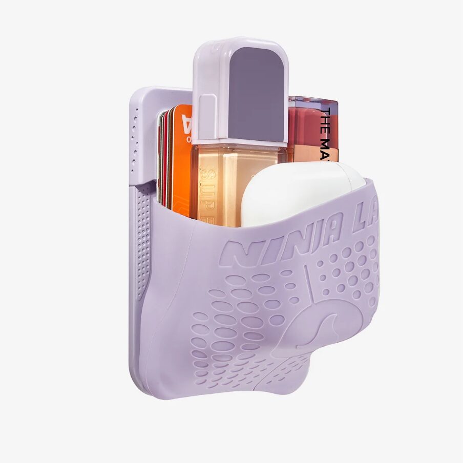 AirPodsのケースやコスメを入れて広がったラベンダーのNinja Labs MagSafe Flex Pouch
