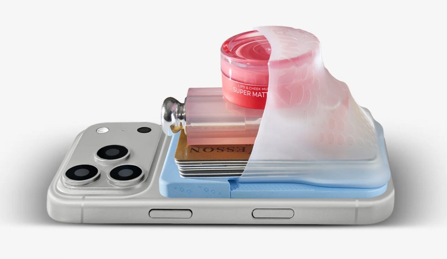 iPhoneの背面に取り付けたNinja Labs MagSafe Flex Pouch。半透明のポケットにカードやコスメが入っている