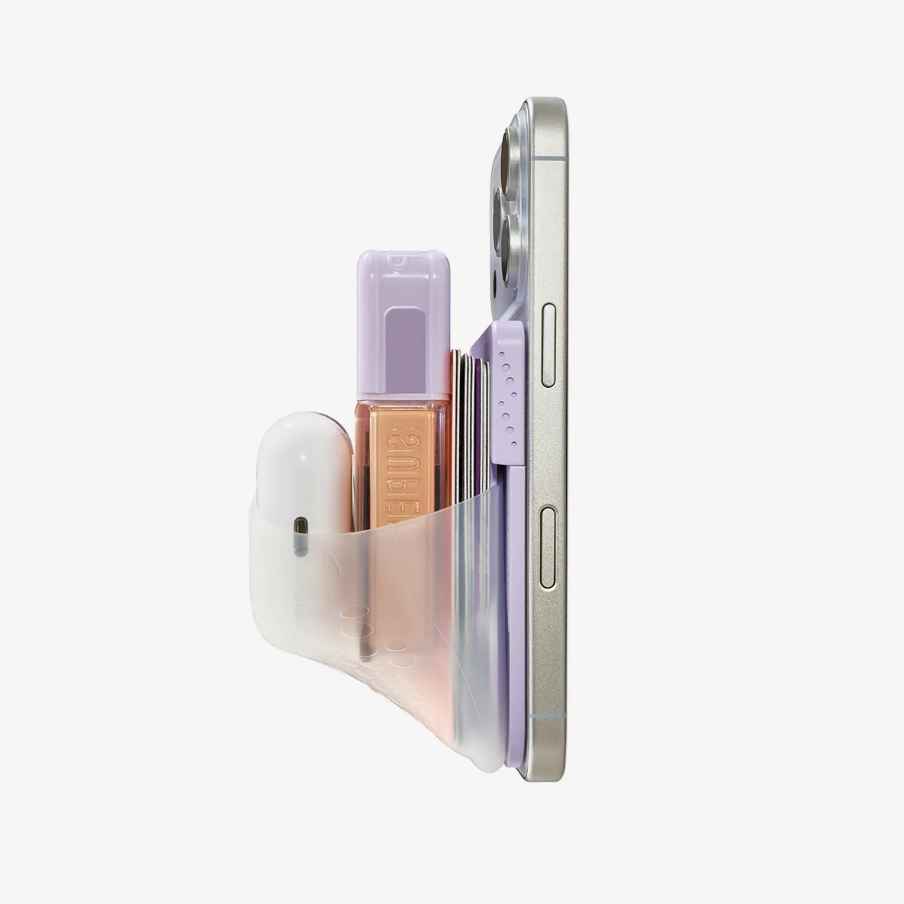 iPhoneの背面にMagSafeで付けたNinja Labs MagSafe Flex Pouchを横から見た様子。AirPodsのケースやリップが入っている