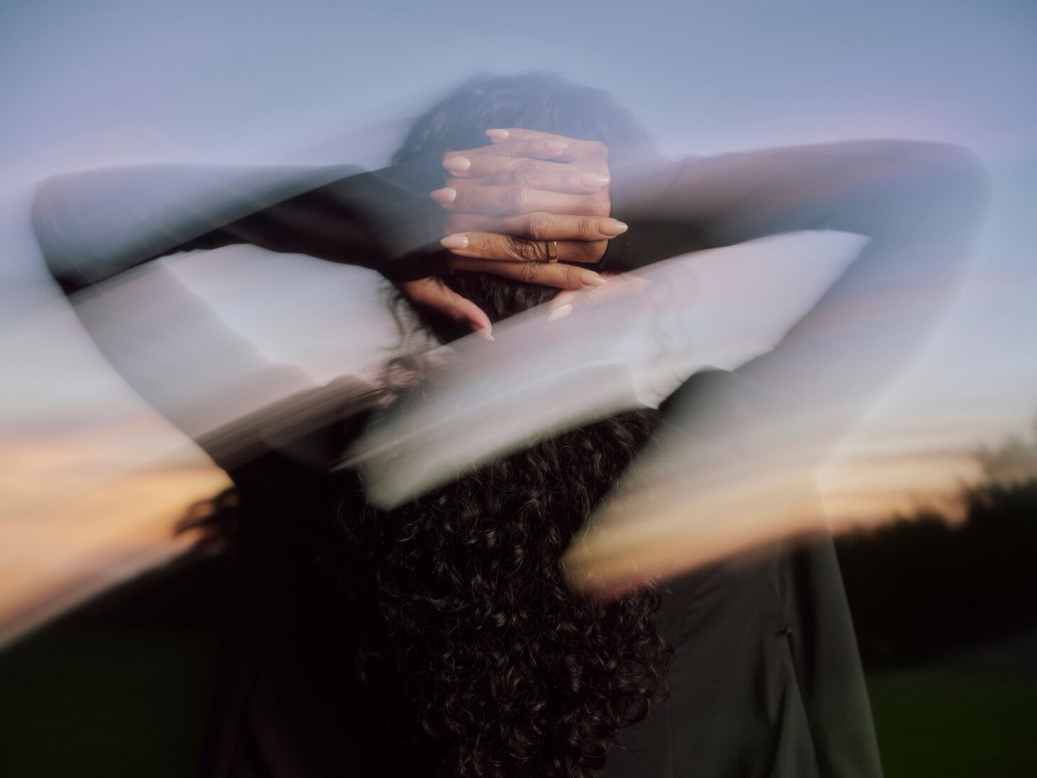 Oura Ring 5を指に着け、運動のあとに両手を頭にのせている女性(画像:Oura)