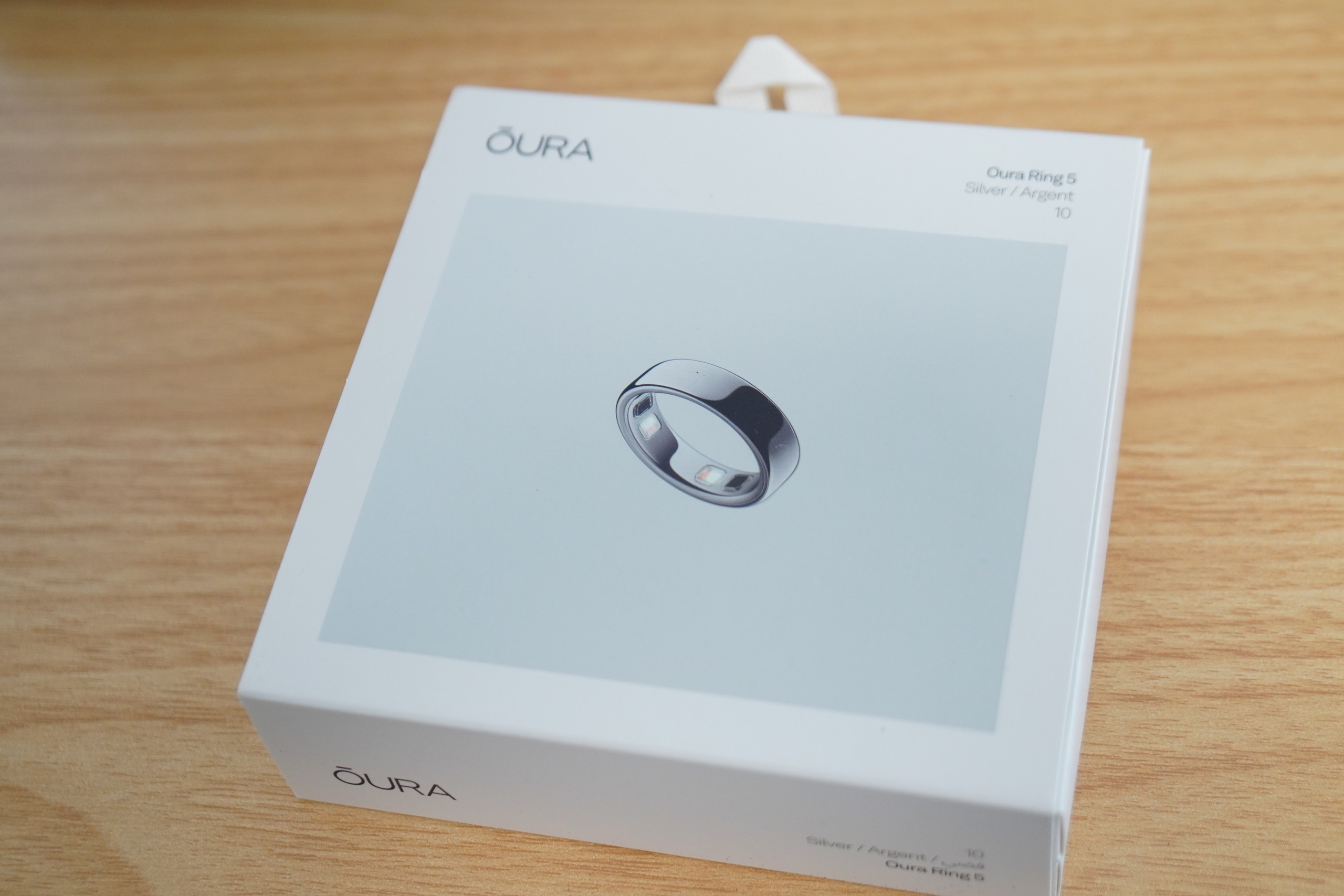 Oura Ring 5の白い外箱。正面の窓からリングが見える