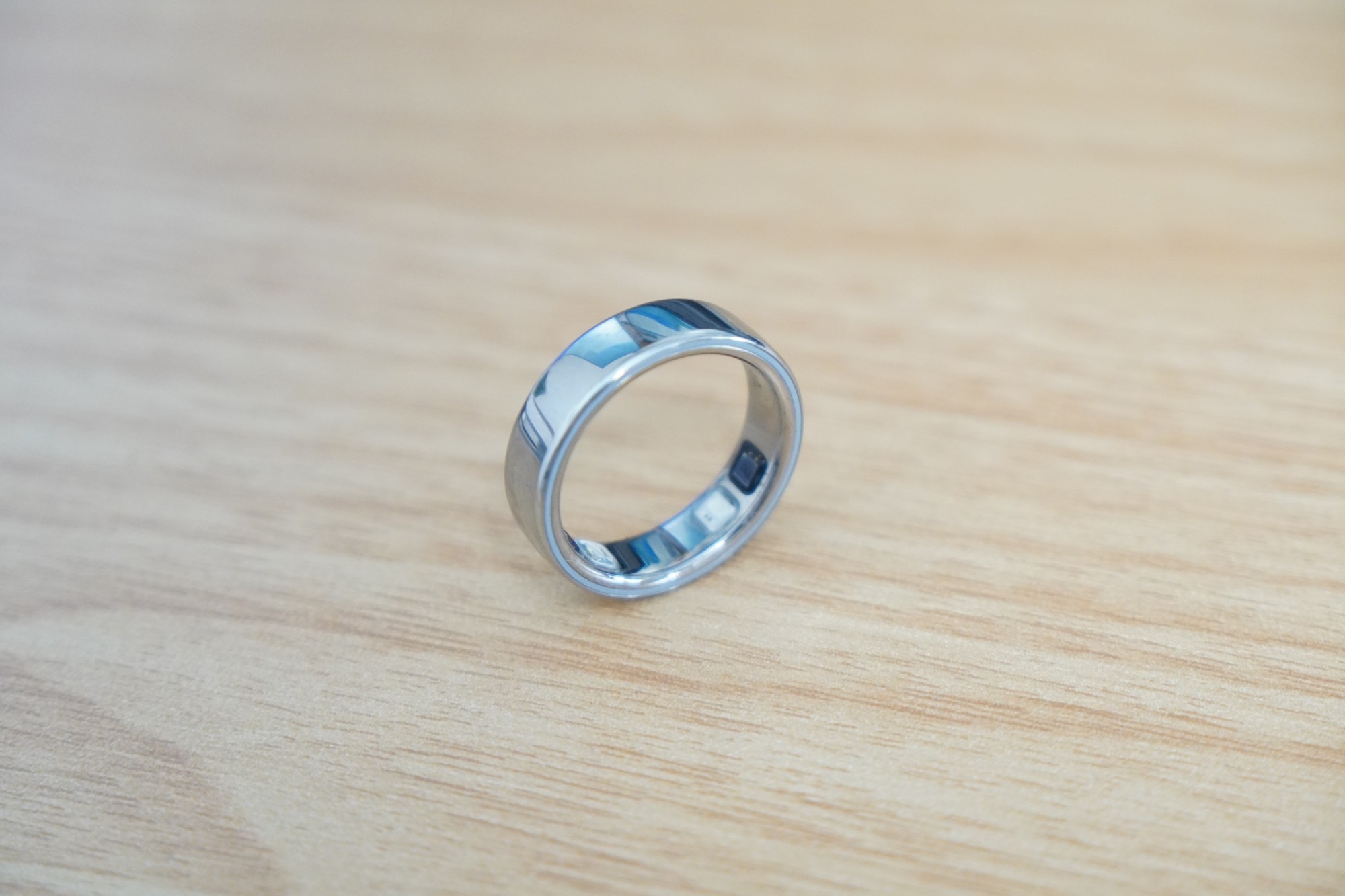木の机の上に立てたOura Ring 5(Silver)