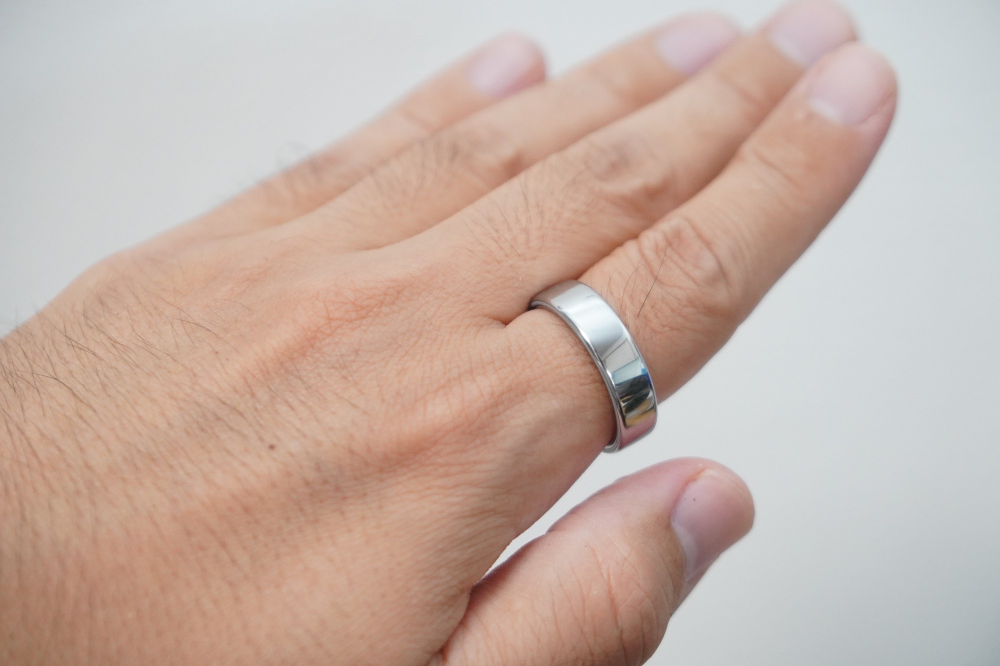 手の甲側から見た、指に着けたOura Ring 5(Silver)