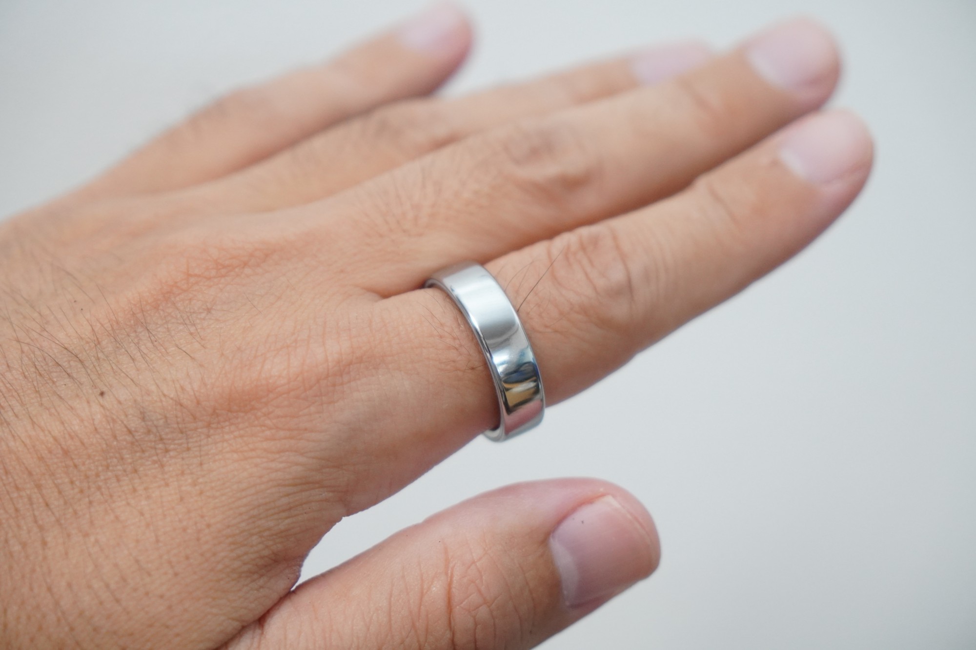 指に着けたOura Ring 5(Silver)を斜めから写した写真