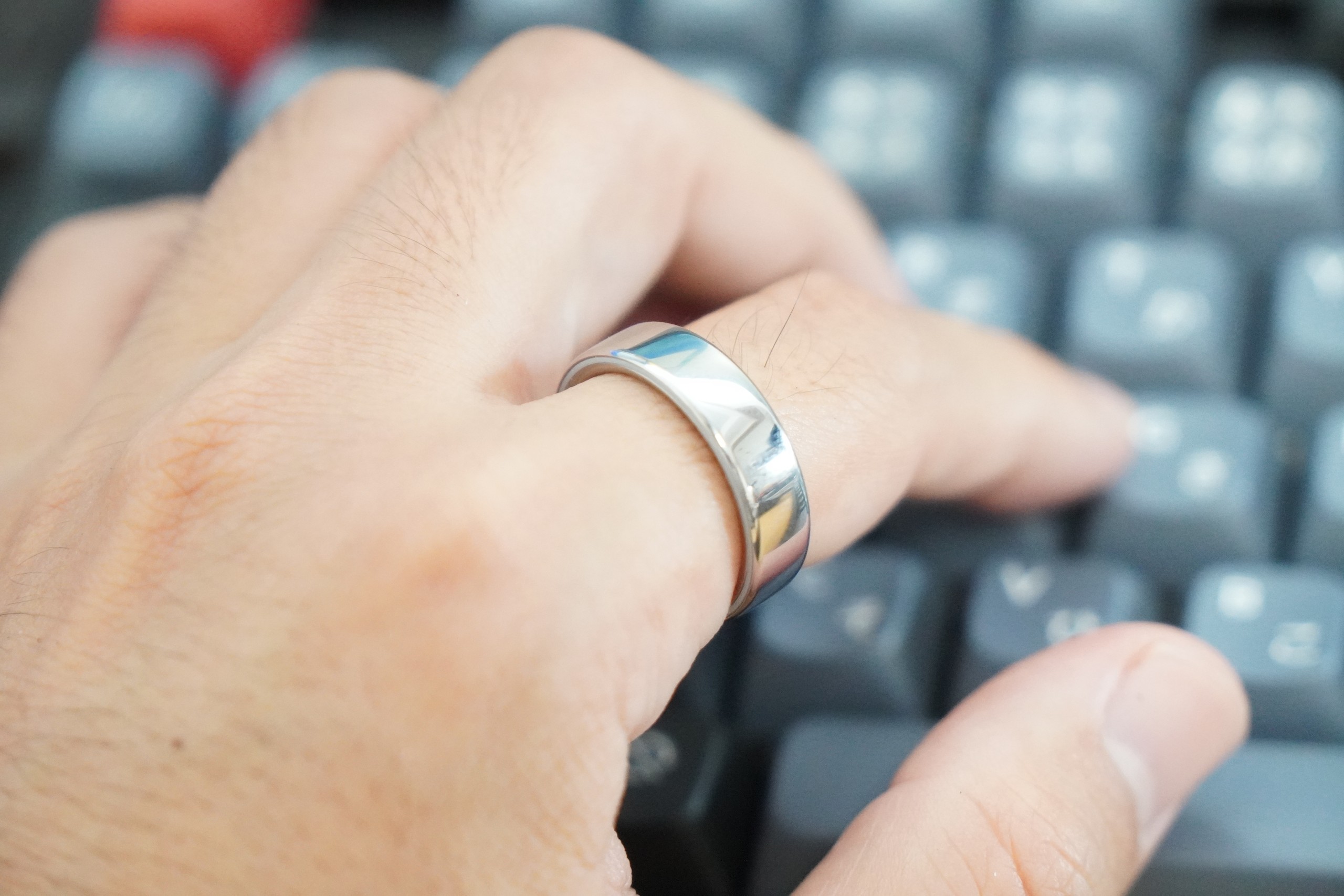 Oura Ring 5を着けたままキーボードを打つ手