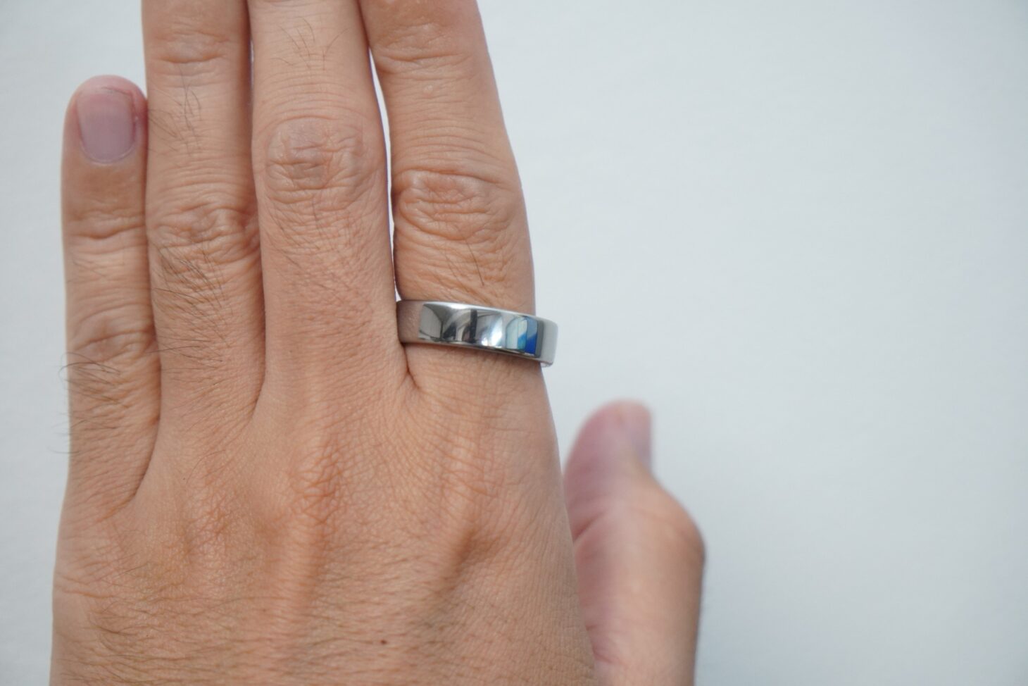 編集部で使っているOura Ring 5(シルバー)を中指に着けた手の甲
