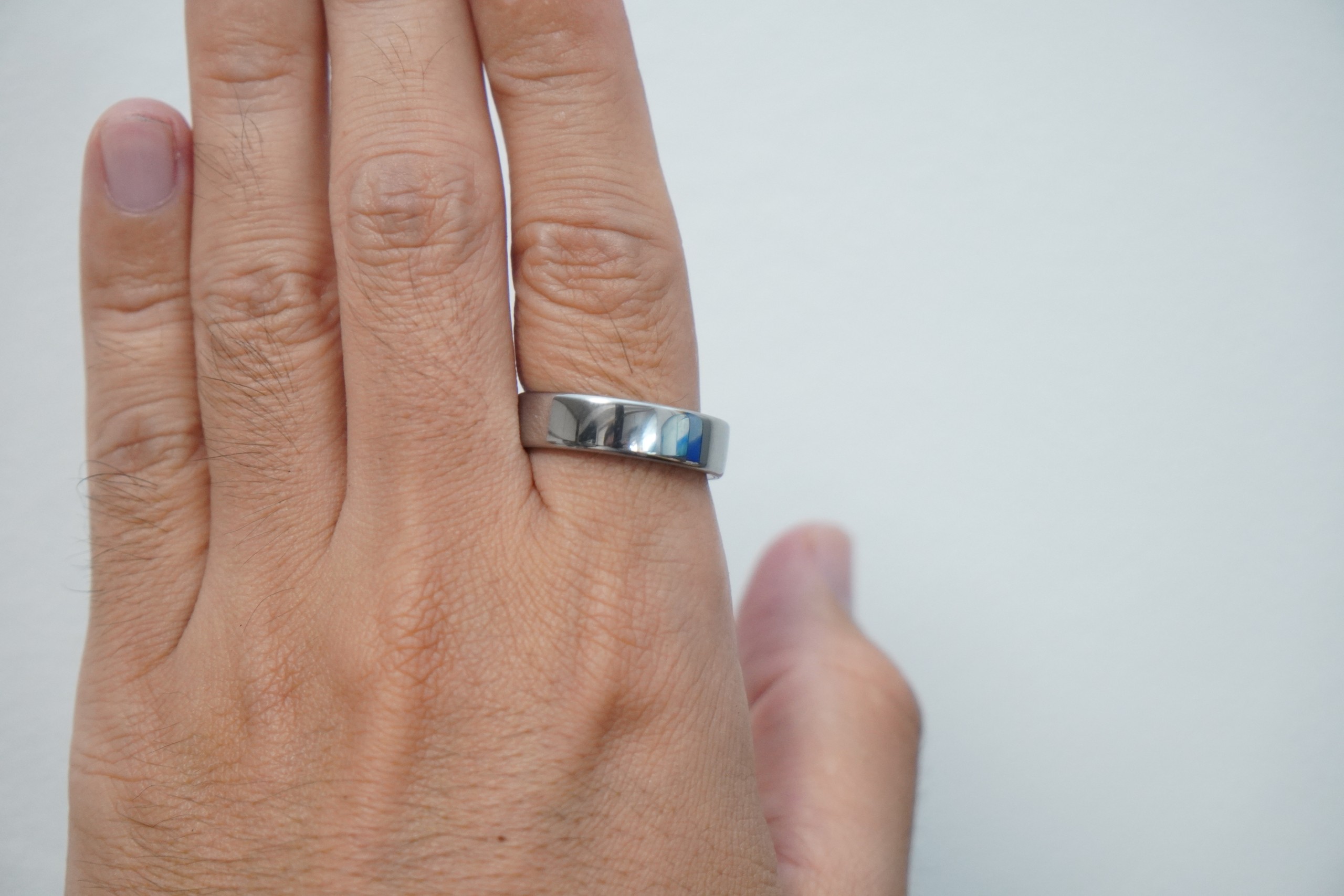 Oura Ring 5を中指に着けた手の甲