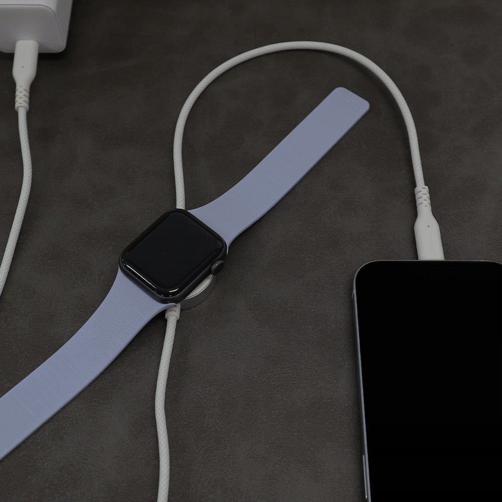 OWL-MW08のApple Watch充電部にApple Watchを載せ、USB Type-C側でスマートフォンを充電している様子