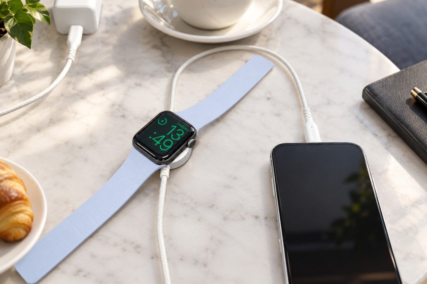 テーブルの上でApple WatchとスマートフォンをOWL-MW08で同時に充電している様子