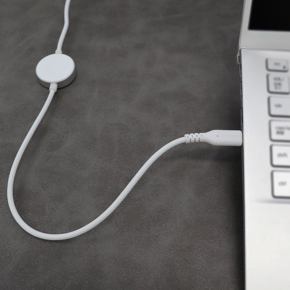 OWL-MW08のUSB Type-CコネクターをノートパソコンにつないでいるところとApple Watch充電部