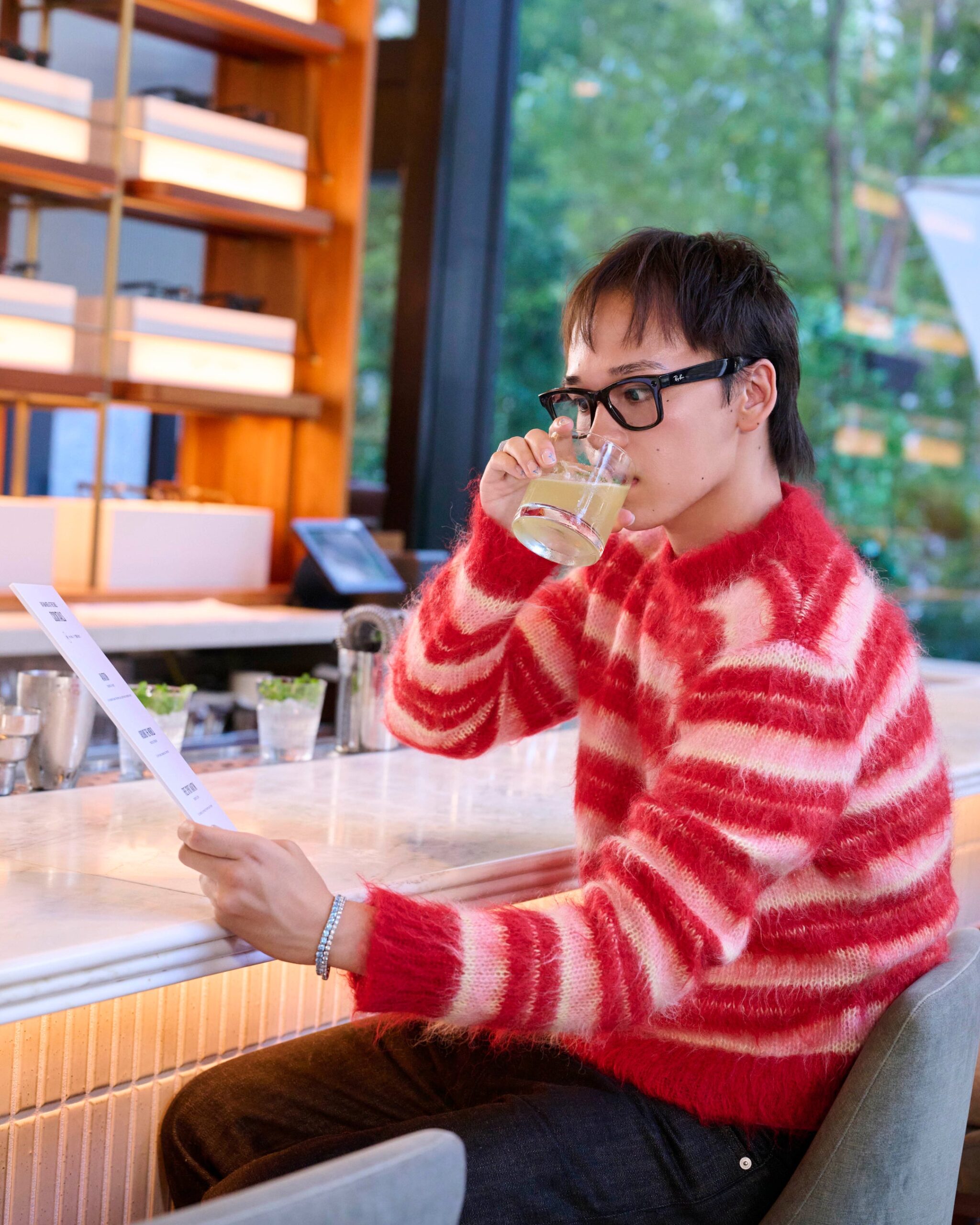 Ray-Ban Meta (Gen 3)発売記念イベントでカクテルのレシピについてMeta AIに尋ねるkyan氏