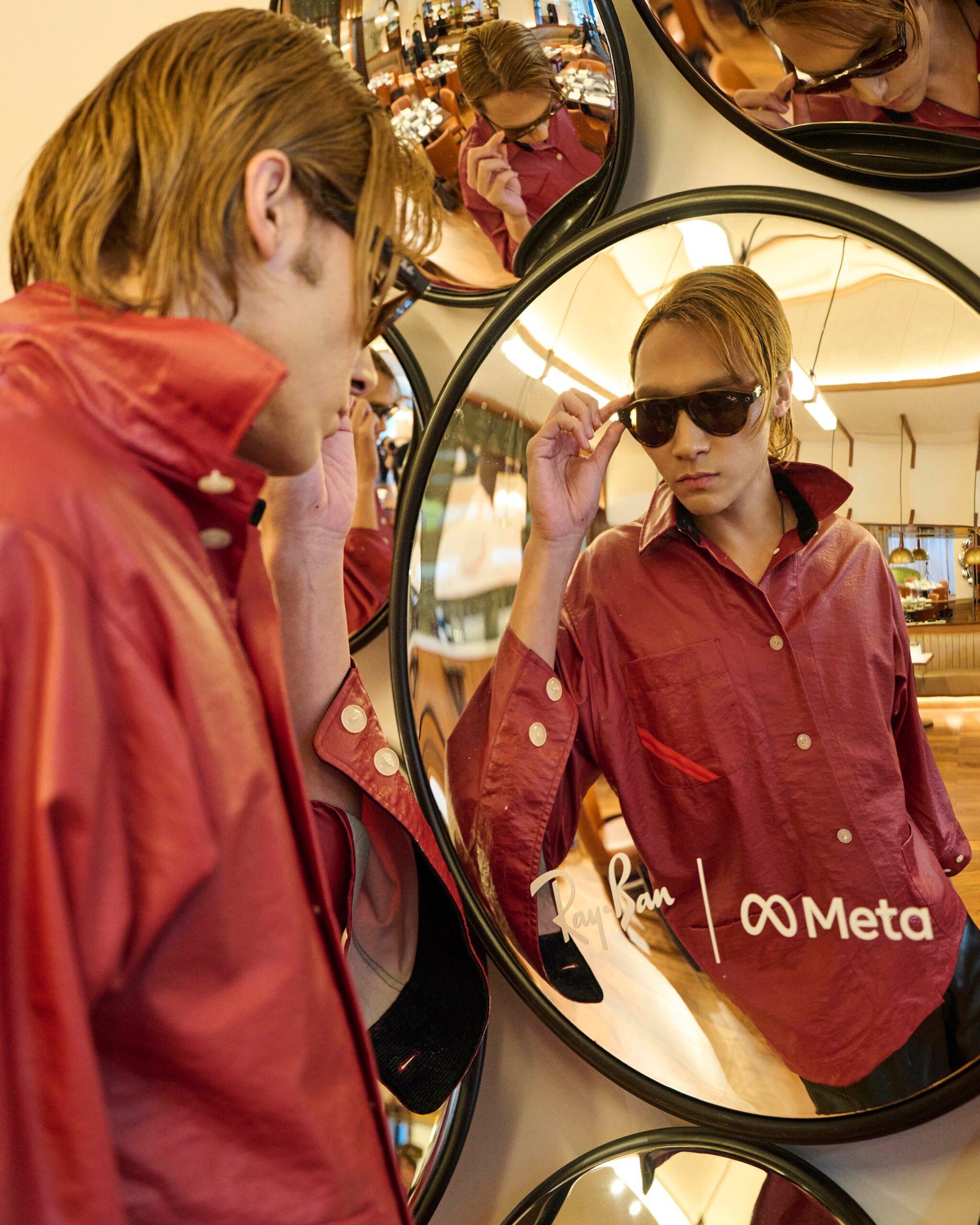 Ray-Ban Meta (Gen 3)発売記念イベントでRay-Ban Metaで自撮りをする龍氏