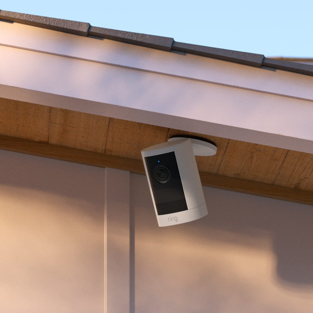 軒下の天井に取り付けた白いRing Outdoor Cam 2K Plus。天井設置対応のマウントを使った例。