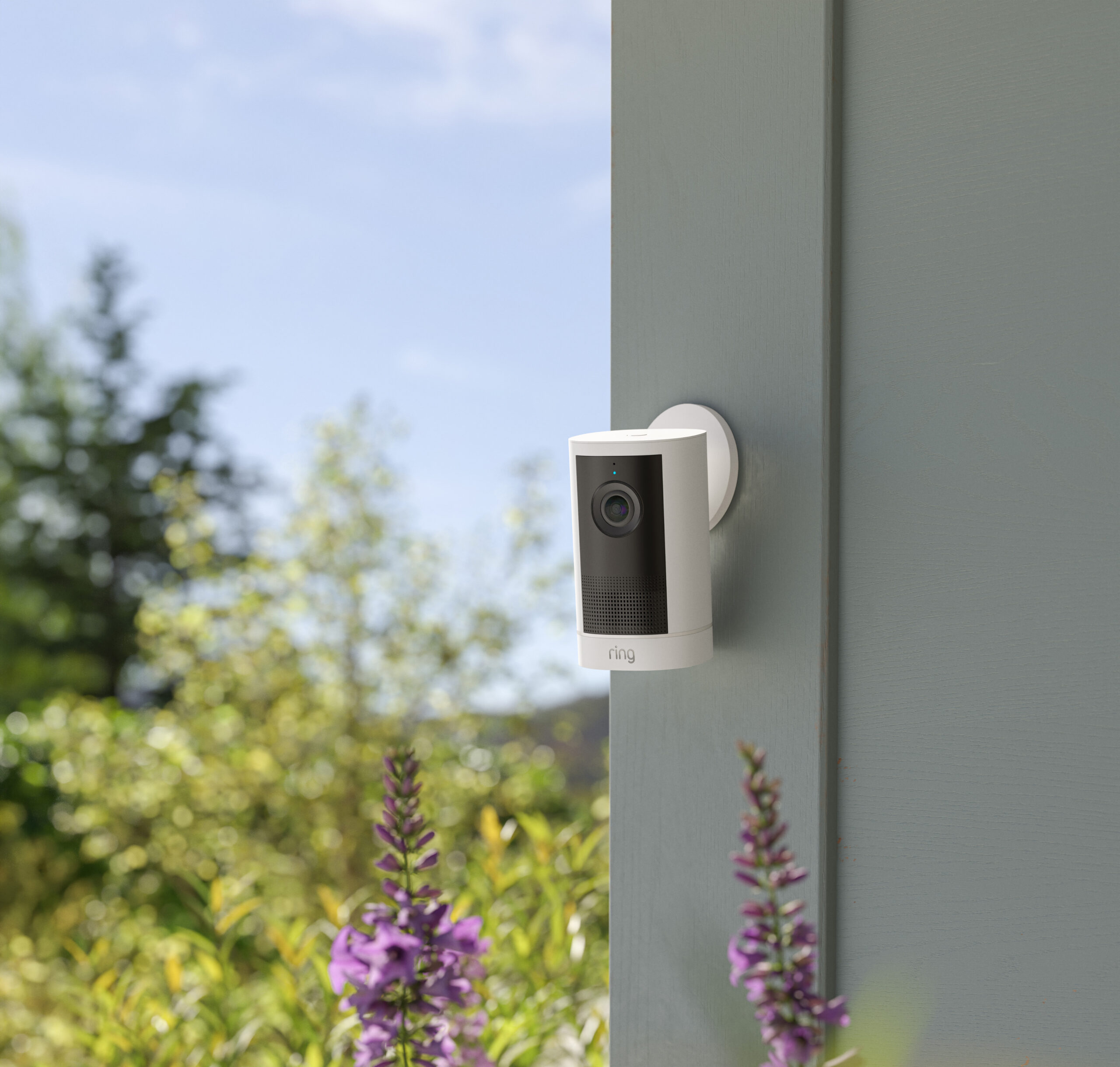 住宅の外壁に取り付けたRing Outdoor Cam 4K Plus。庭先を見下ろす位置に設置した様子。