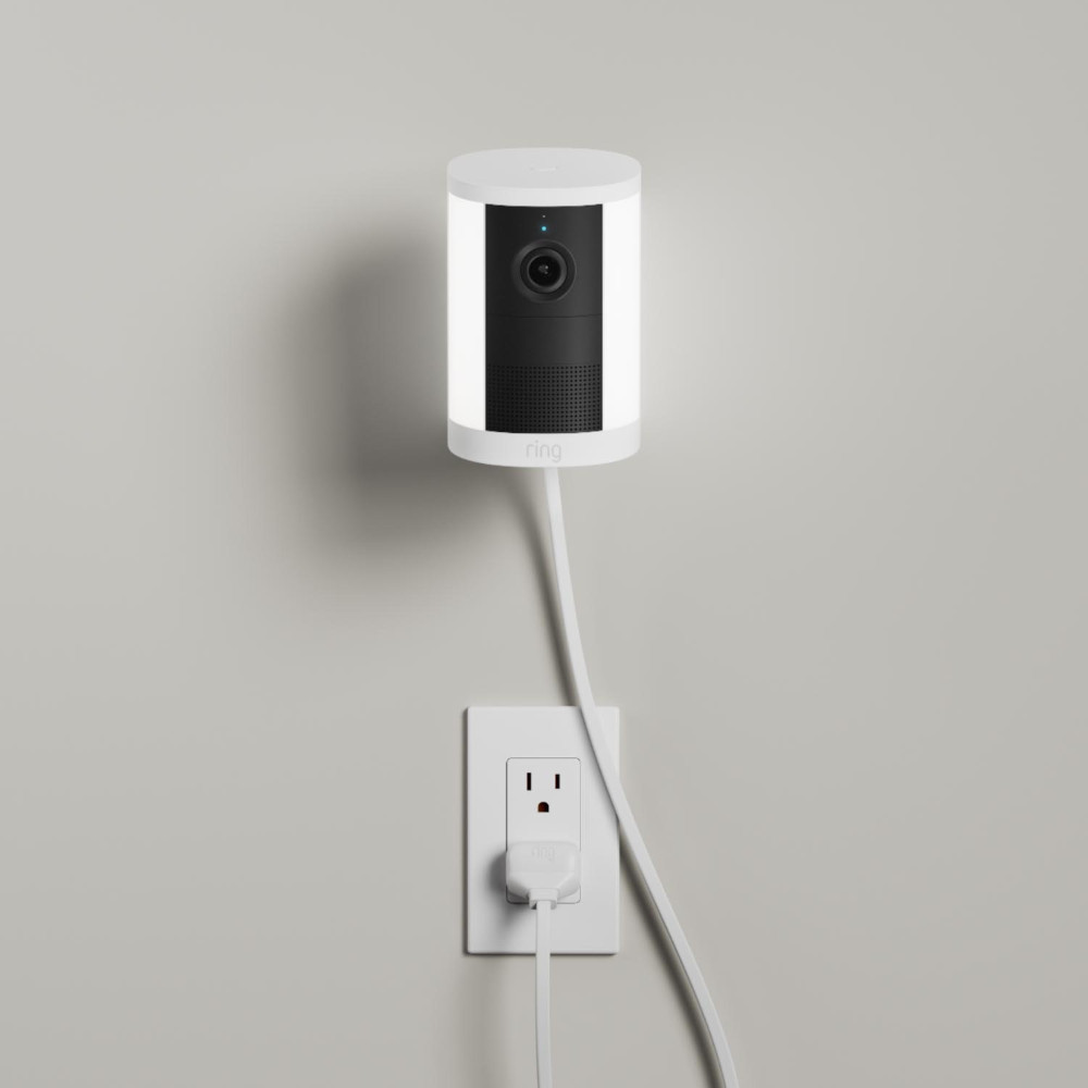 屋外コンセントにつないで外壁に取り付けたRing Spotlight Cam 2Kの電源アダプターモデル。