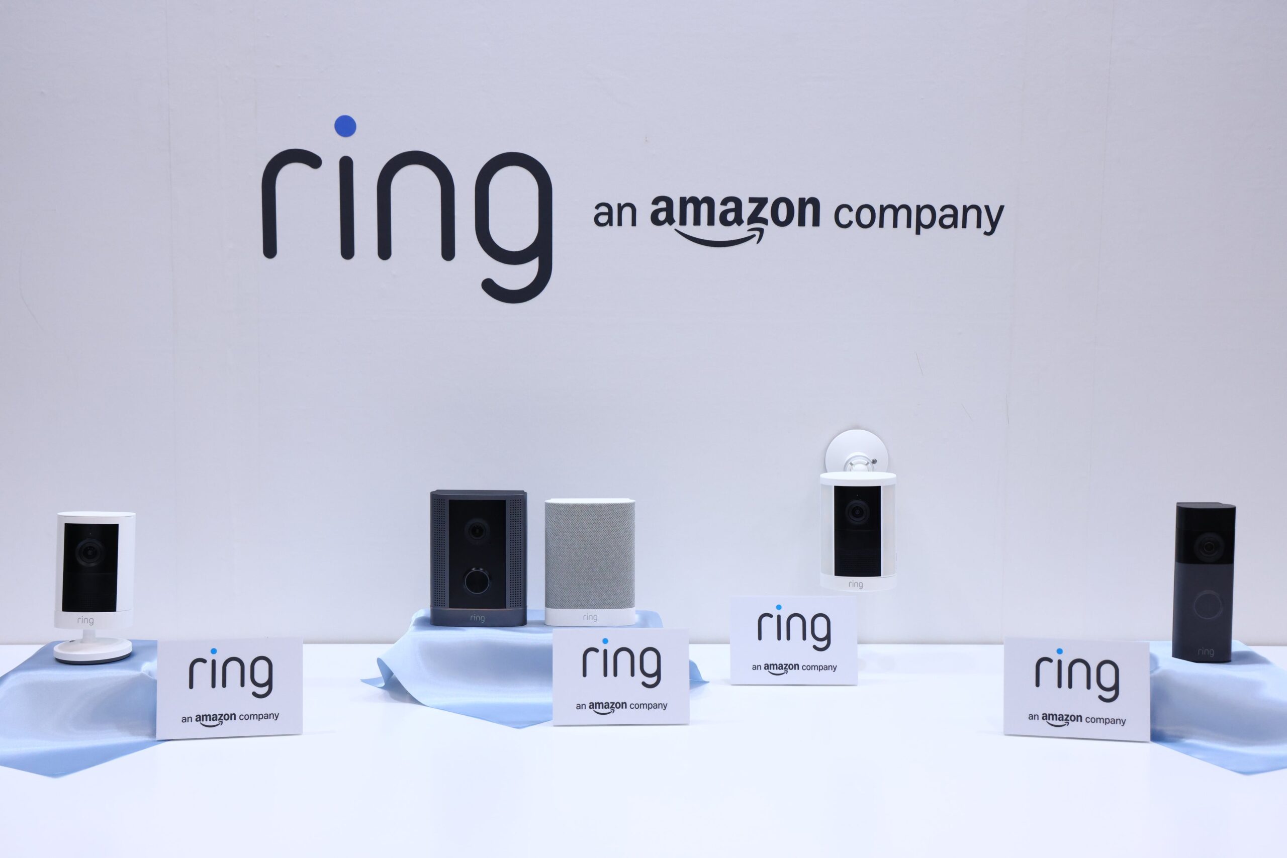 発表会場に並んだRingの防犯カメラ、防犯ドアホン プロ、ドアベルなどの製品