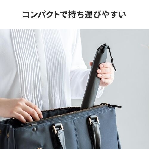 専用ポーチに入れたハンディスキャナをバッグに入れるところ