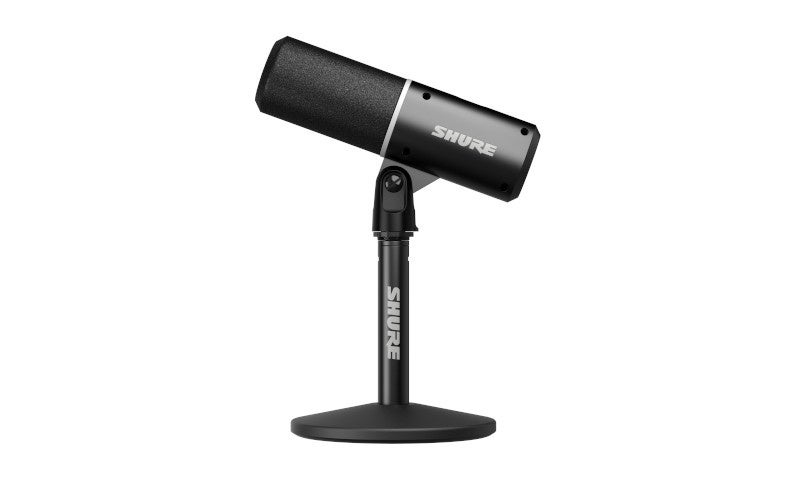 Shure MV6 Gen 2のブラックモデル(MV6G2-K-J)の製品画像。黒いマイク本体を黒い丸形デスクトップスタンドに取り付けた状態