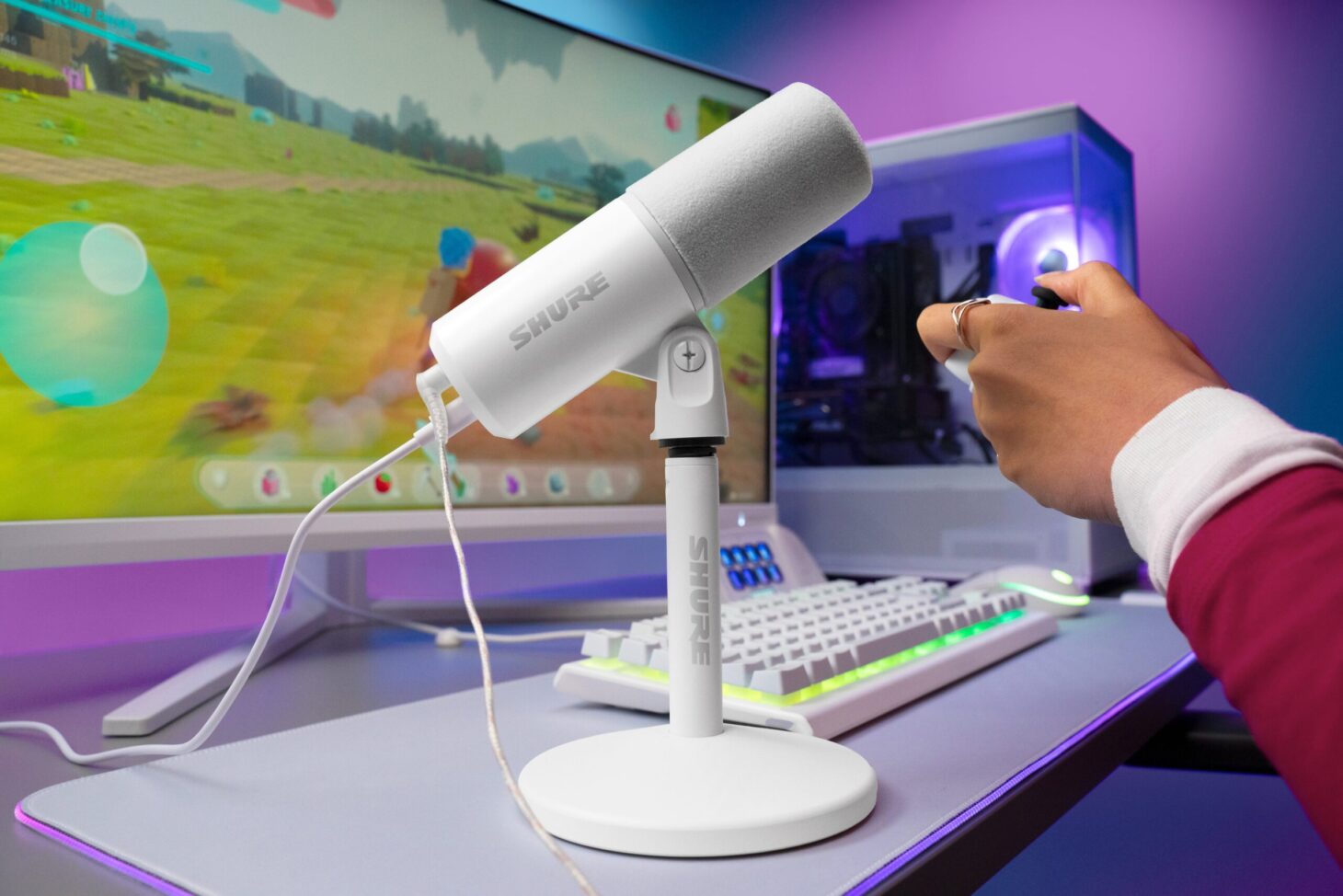 Shure MV6 Gen 2のホワイトモデルをゲーミングPCのデスクに置き、キーボードで操作しながら使っている様子