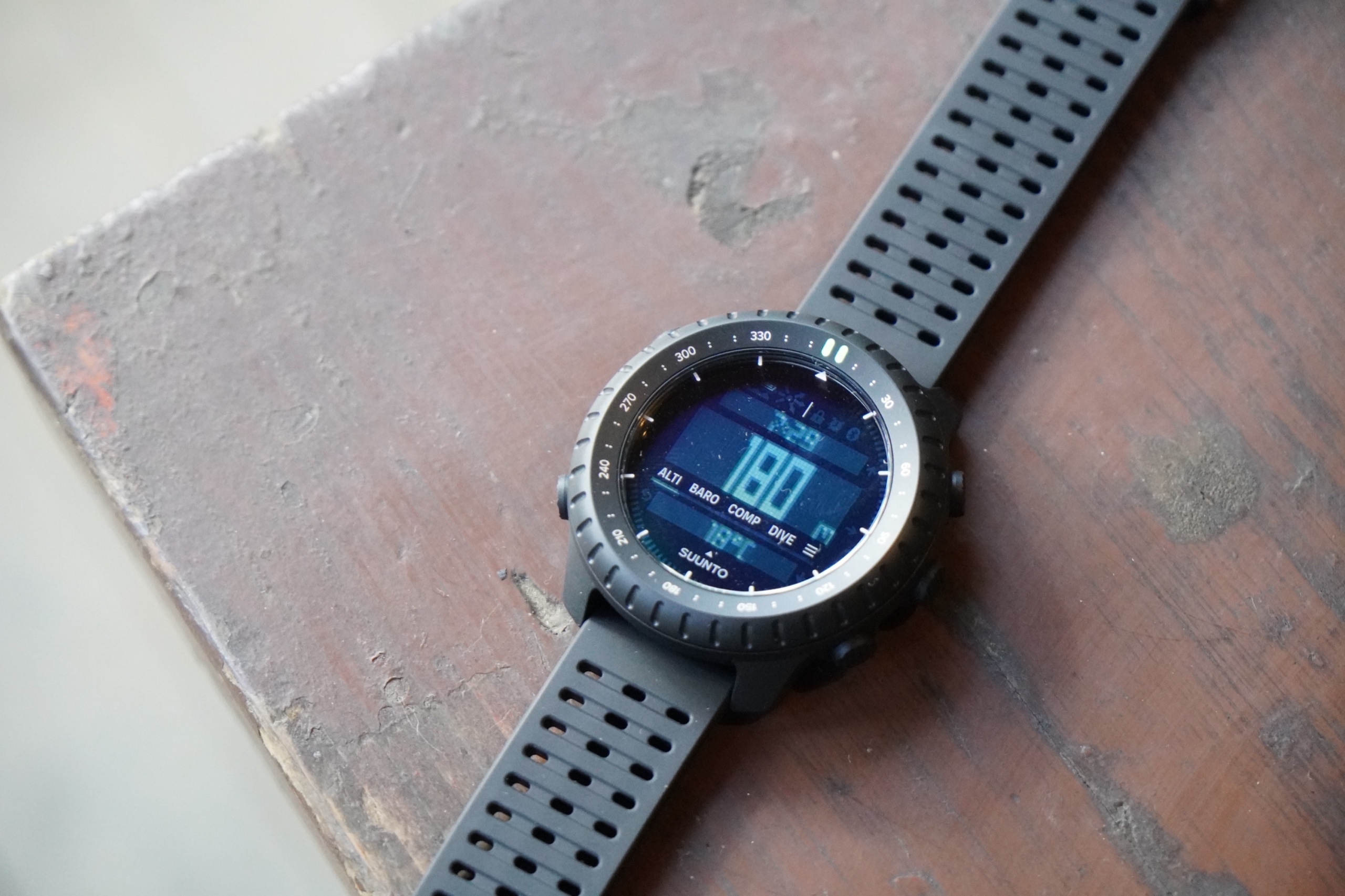 翌朝のSuunto Core 2の高度画面。180mと表示されている