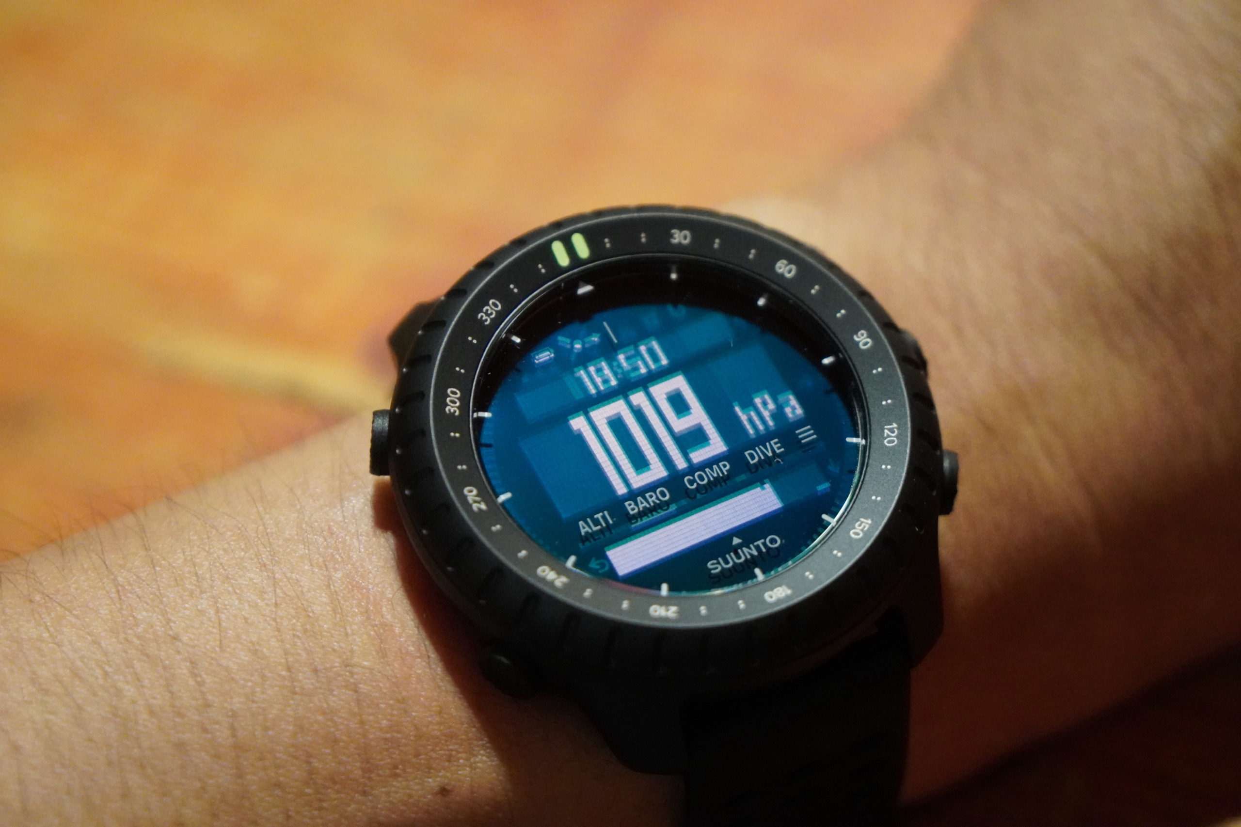Suunto Core 2の気圧画面。1019hPaと表示されている