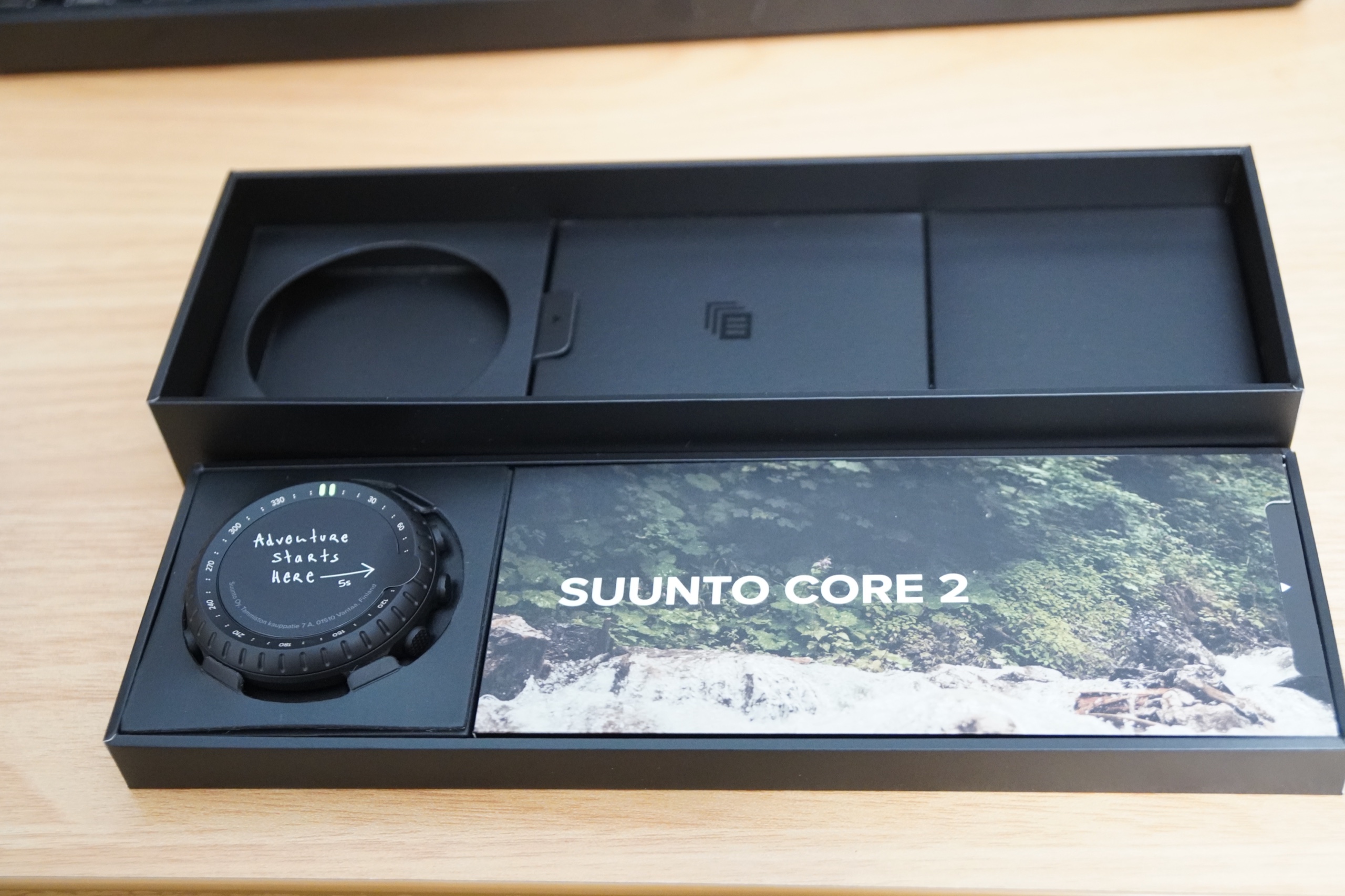 Suunto Core 2の箱を開けたところ。本体とクイックガイドが収まっている