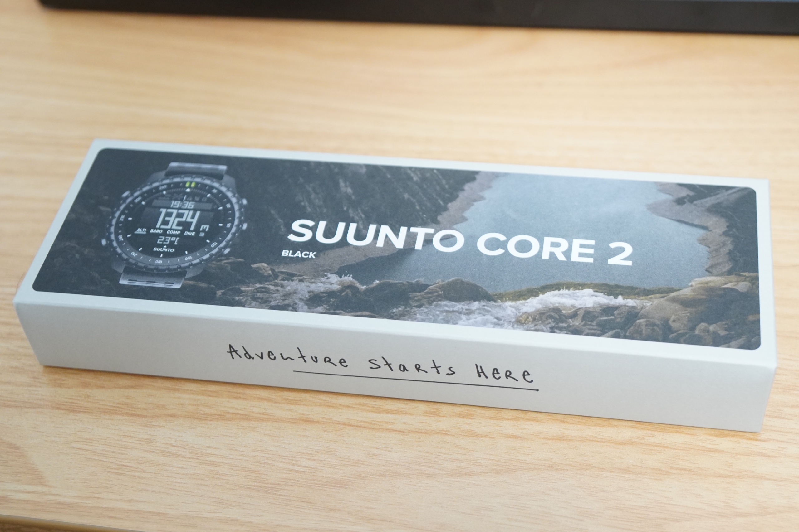 Suunto Core 2の白い箱。上面にAdventure starts hereと書かれている